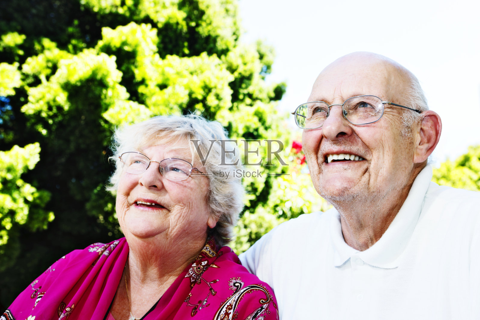 老夫妇期待着幸福的未来照片摄影图片
