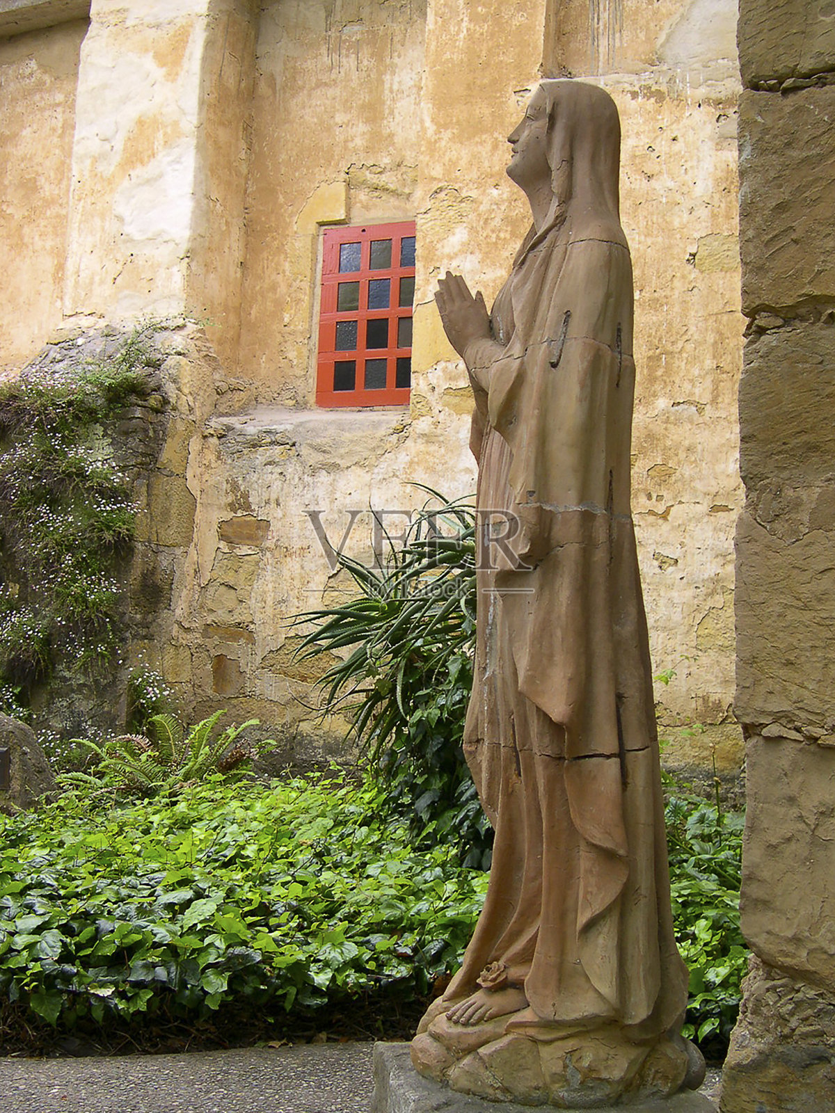 加州历史教会花园中的圣母雕像照片摄影图片