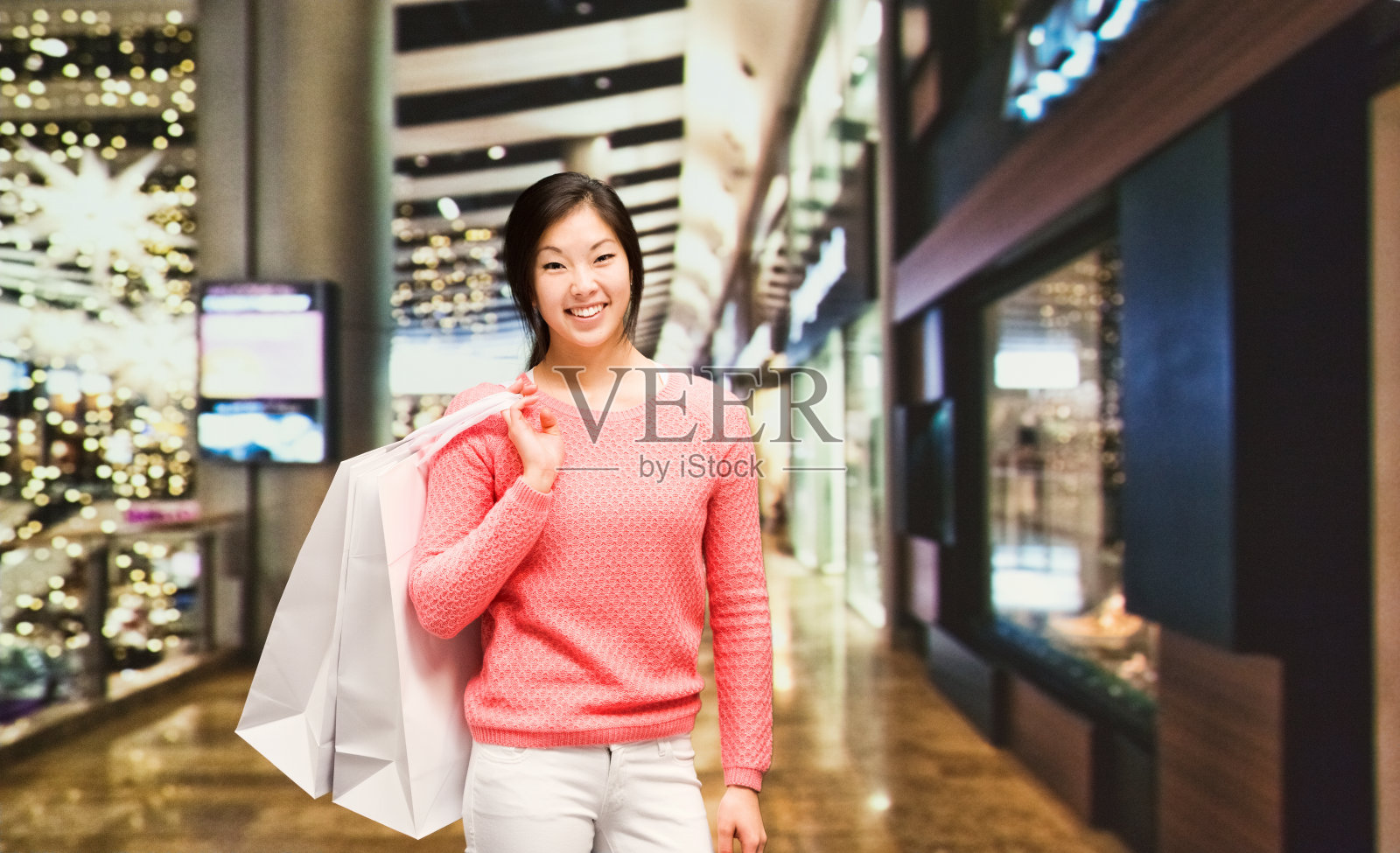 在购物中心微笑的女人照片摄影图片