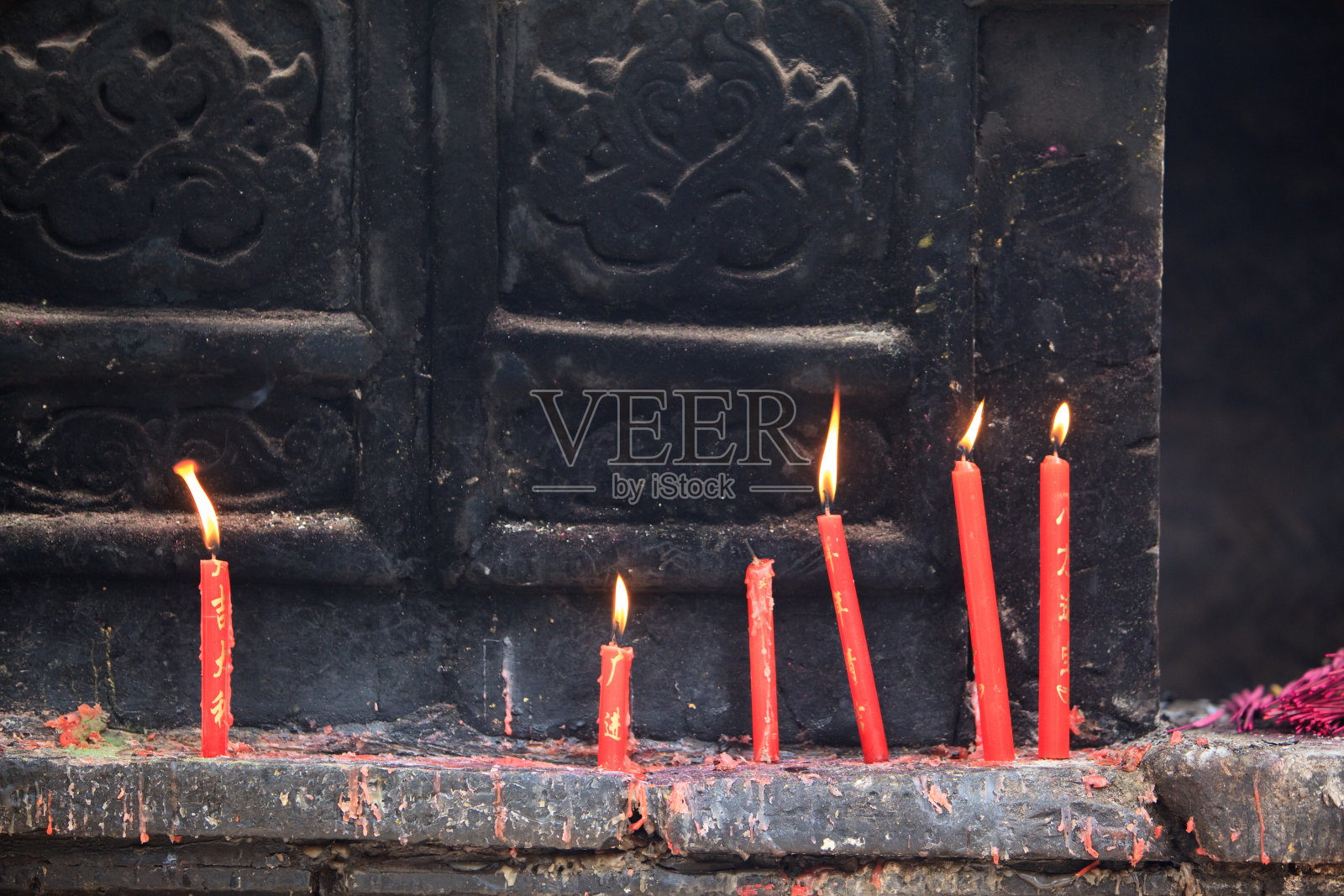 蜡烛。中国南方，云南，昆明，佛教金庙照片摄影图片