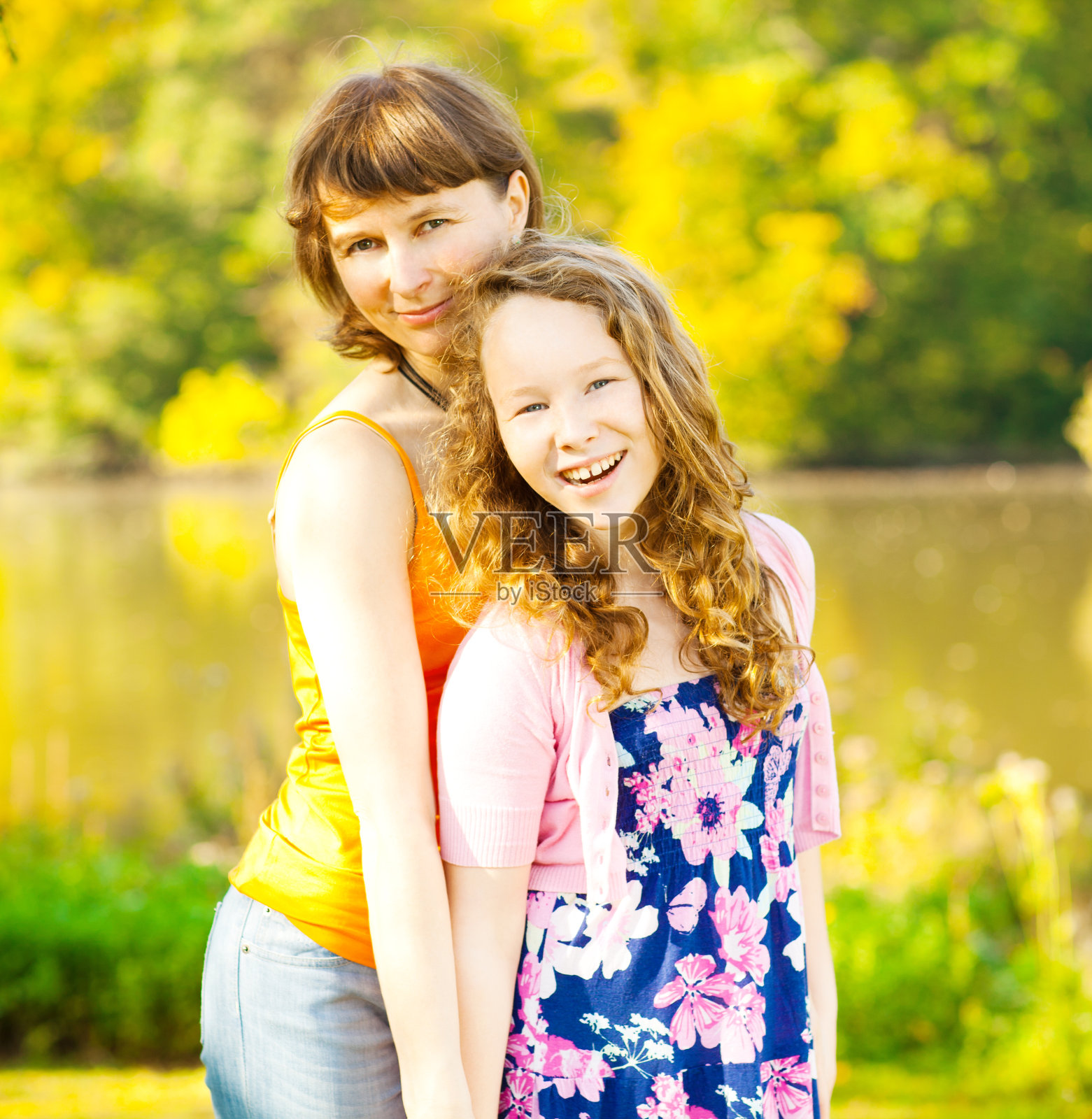 母亲和女儿照片摄影图片