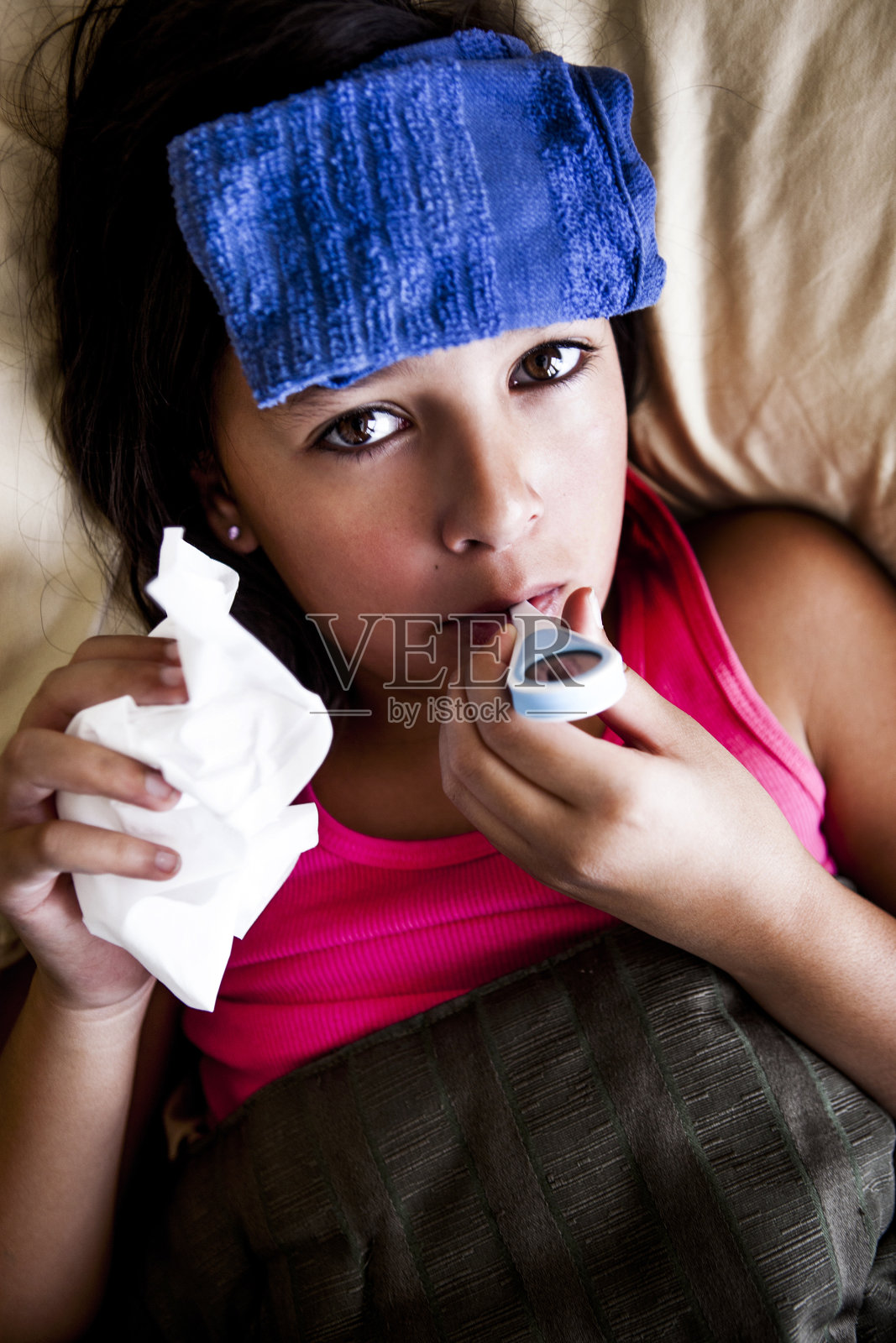 生病的小女孩发烧了照片摄影图片