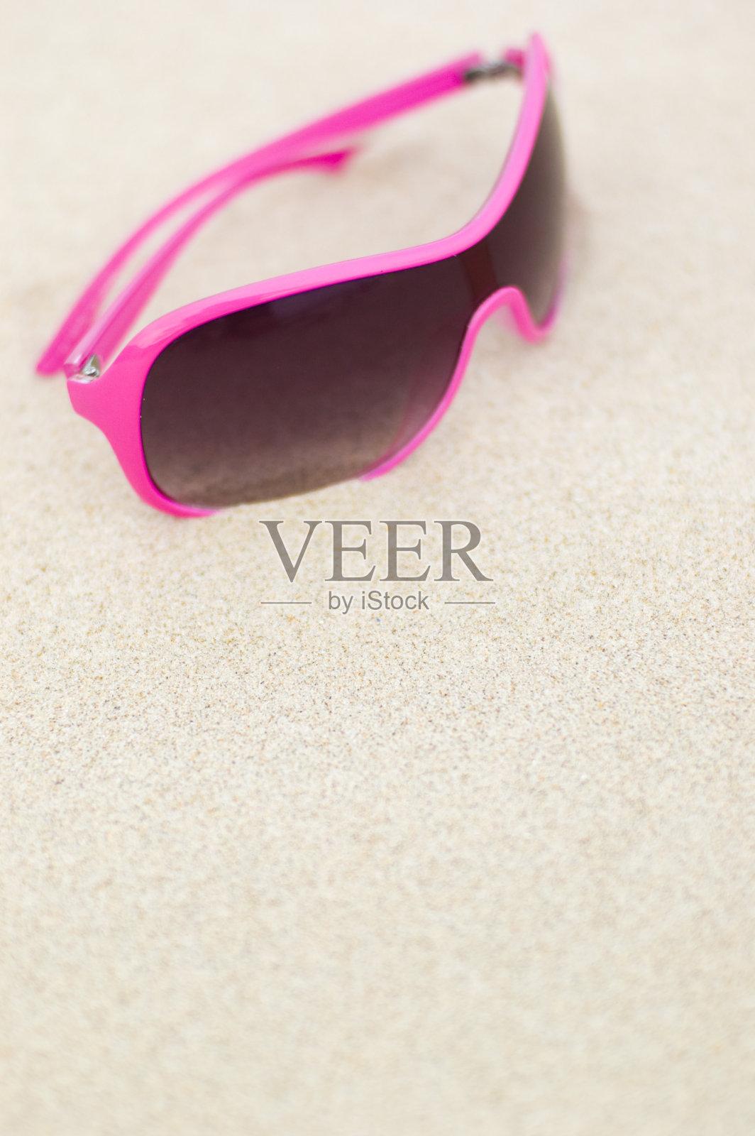 海滩上的太阳镜照片摄影图片