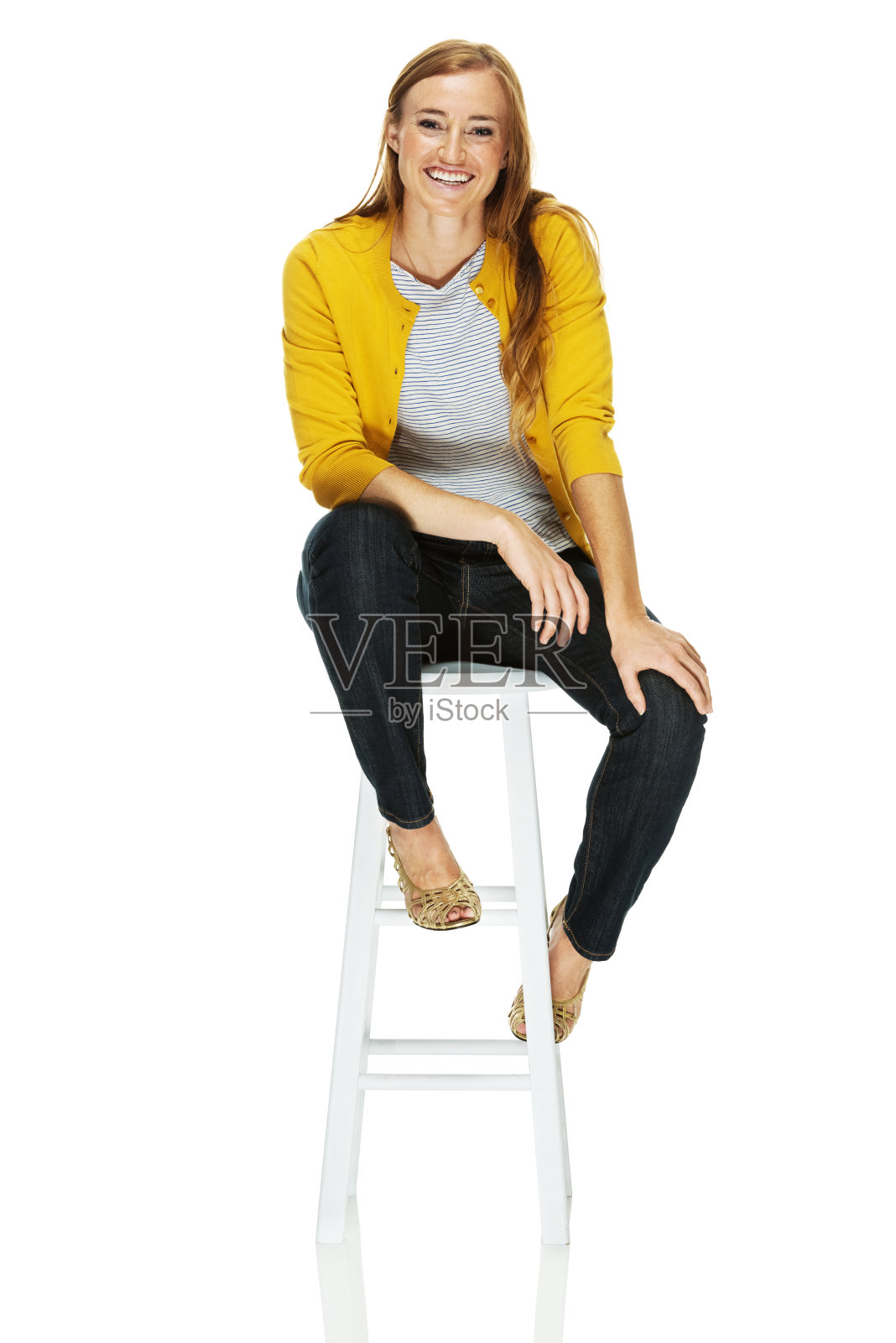 坐在凳子上的年轻女子照片摄影图片