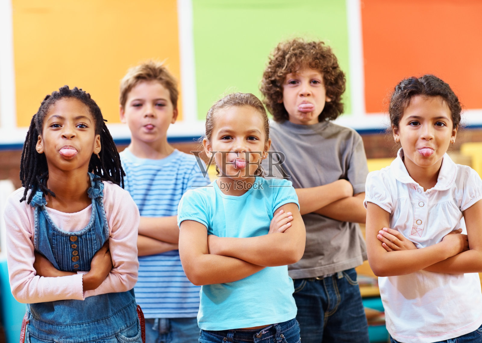 男孩和女孩伸出舌头照片摄影图片