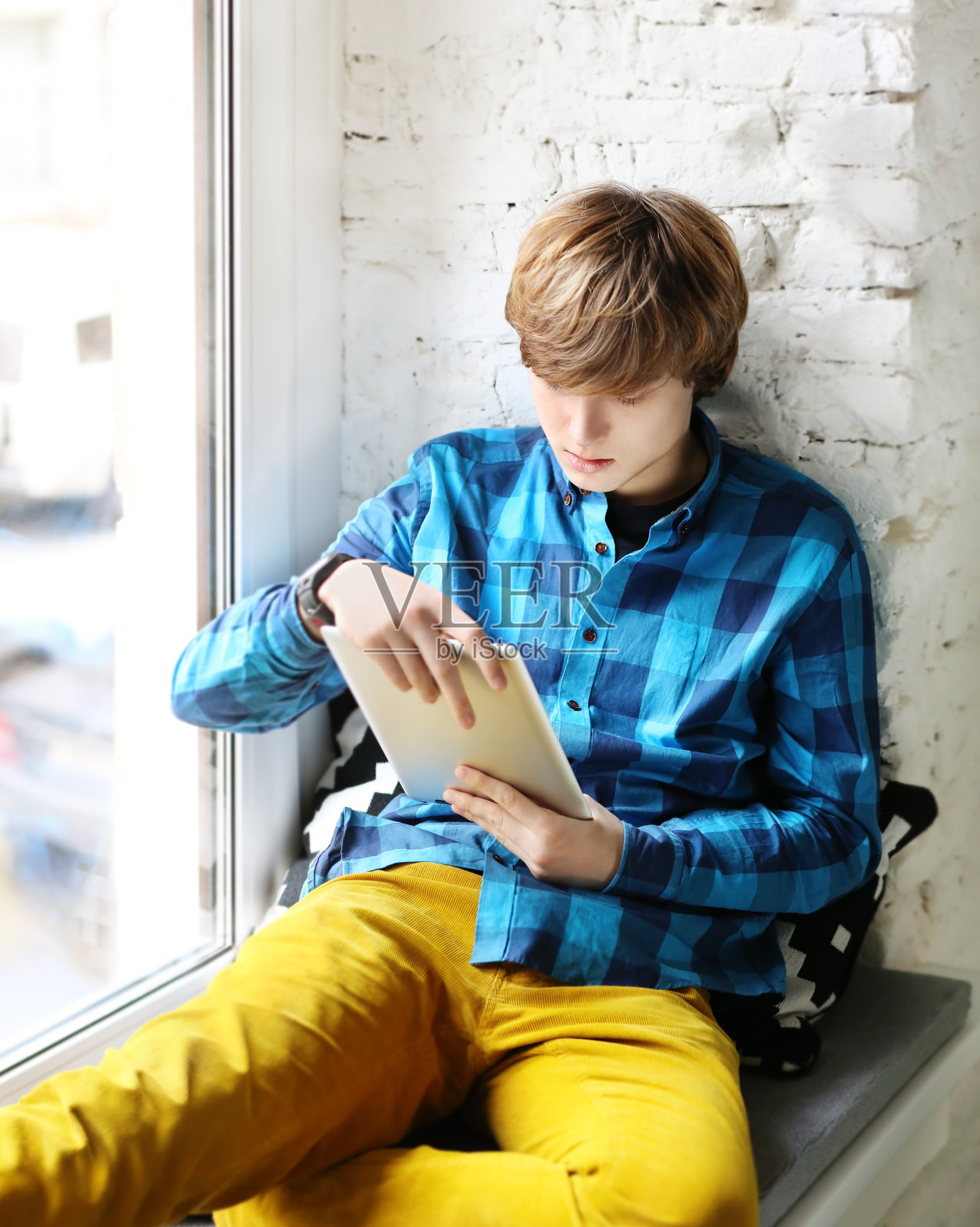 青少年使用数码平板电脑照片摄影图片