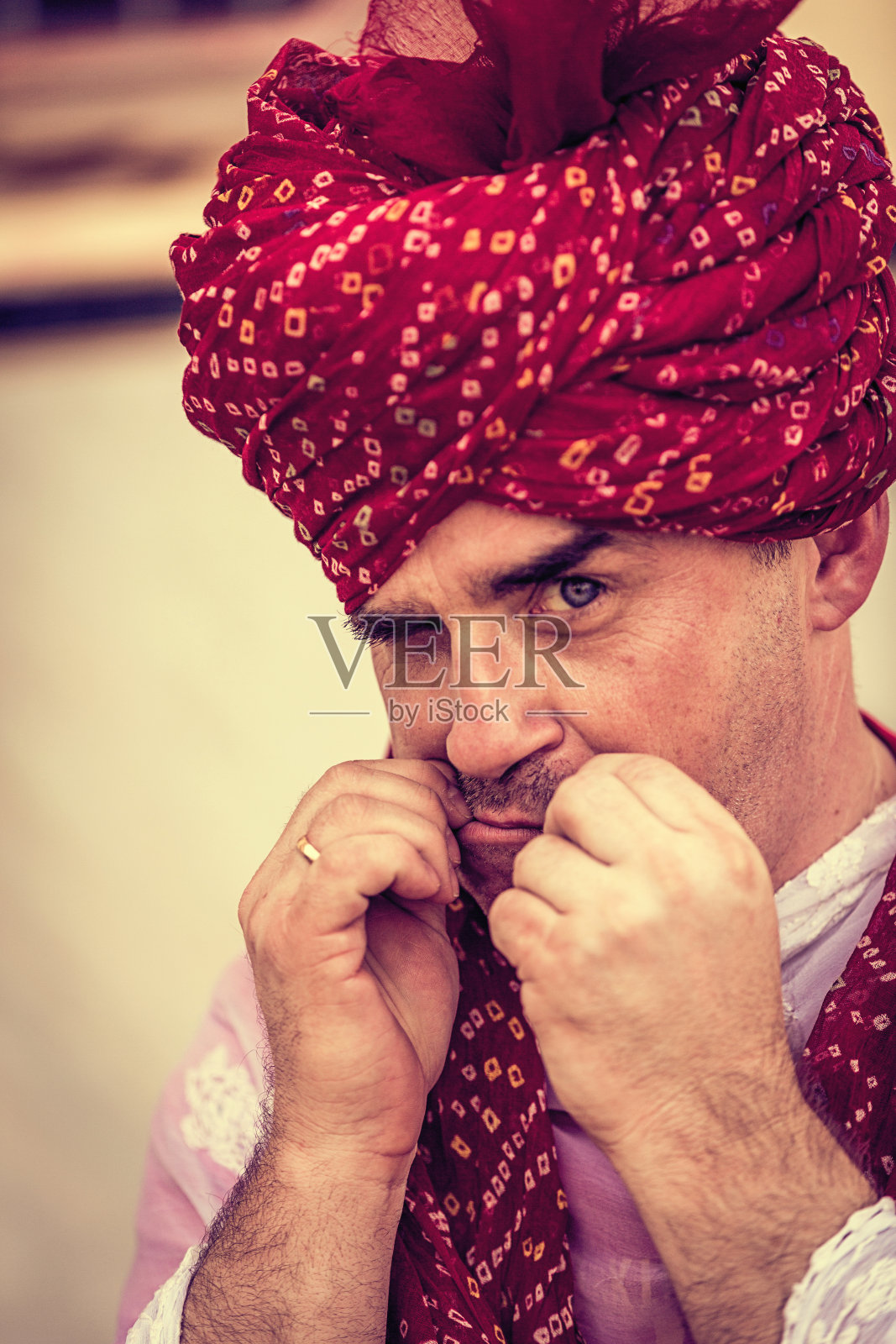 男人戴着头巾照片摄影图片