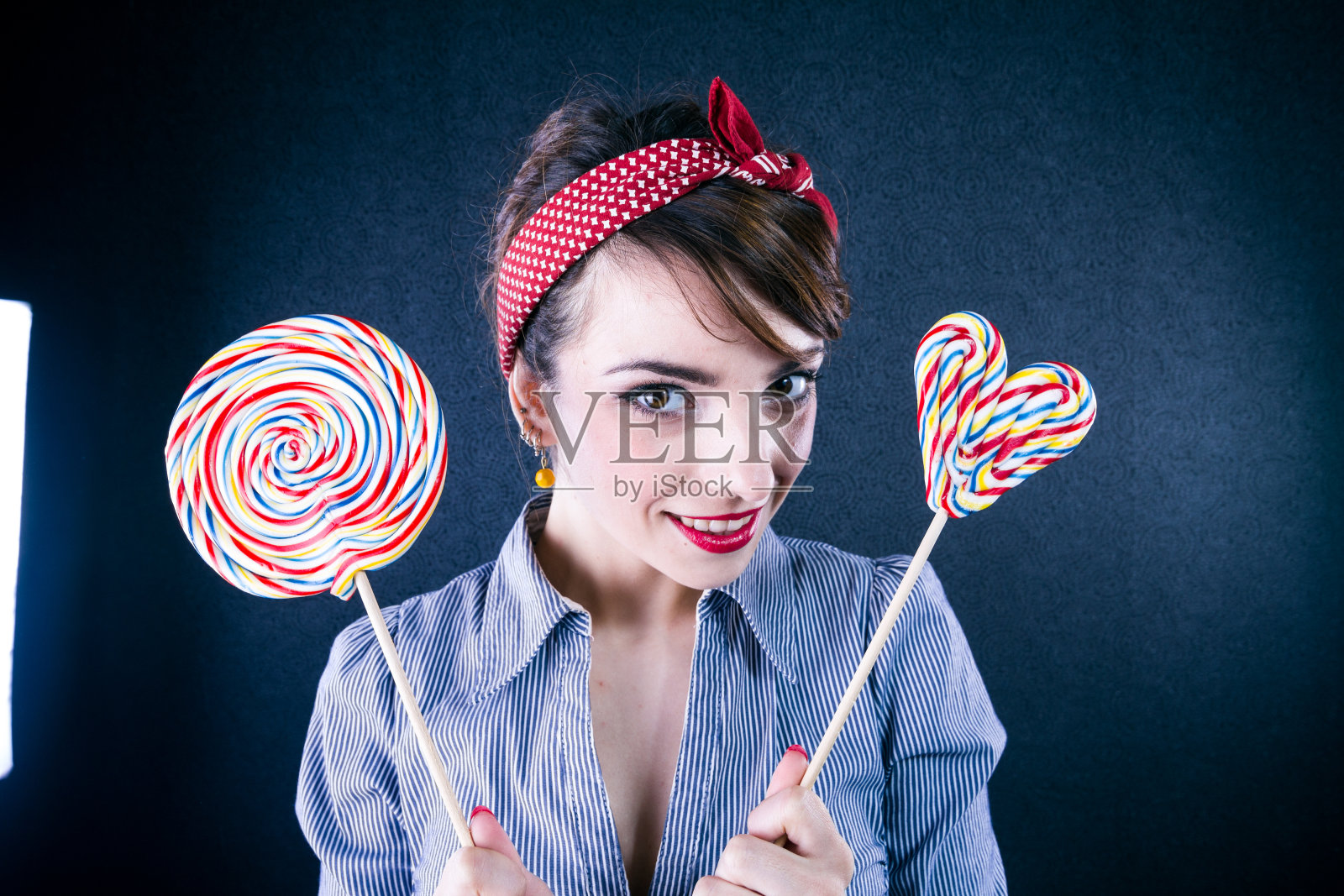 拿着棒棒糖的糖果女孩照片摄影图片