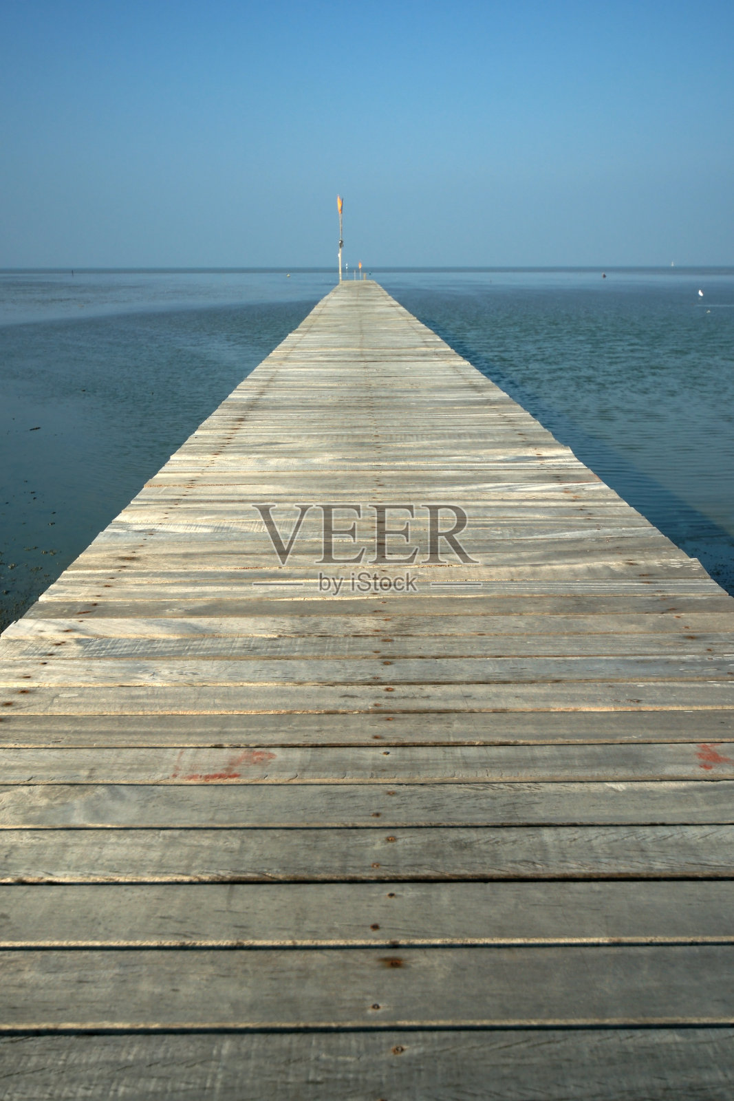 海边的木头码头照片摄影图片