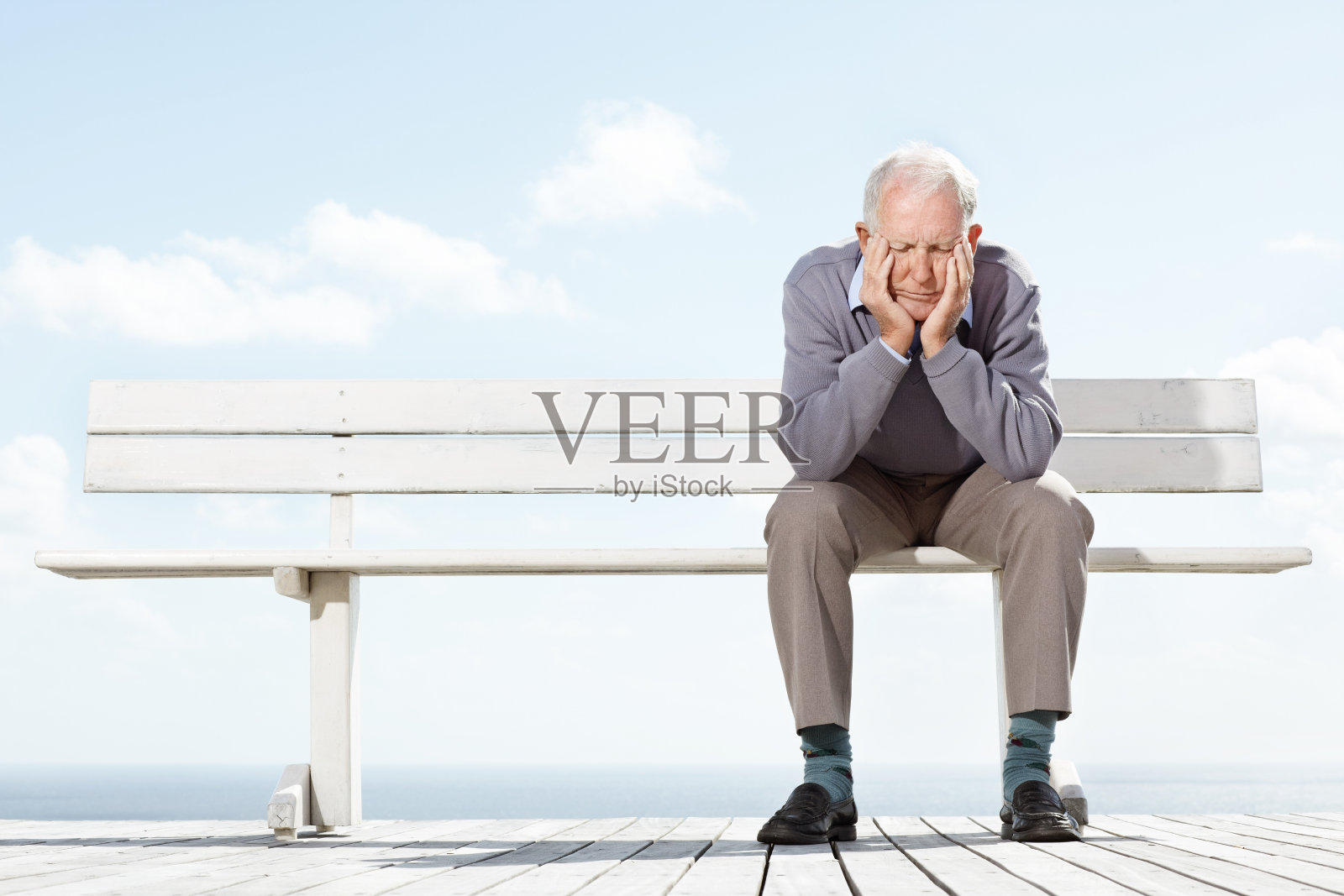 坐在长椅上的沮丧老人照片摄影图片