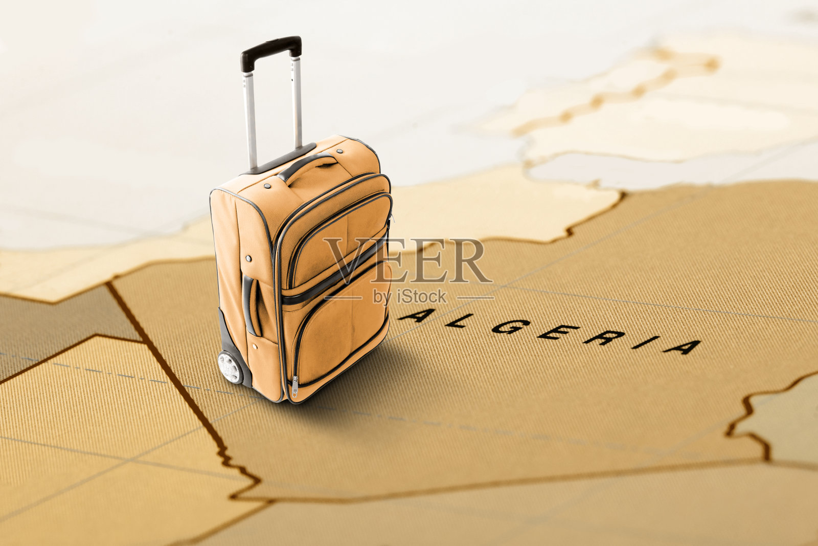 目的地阿尔及利亚。地图上的橙色手提箱。照片摄影图片