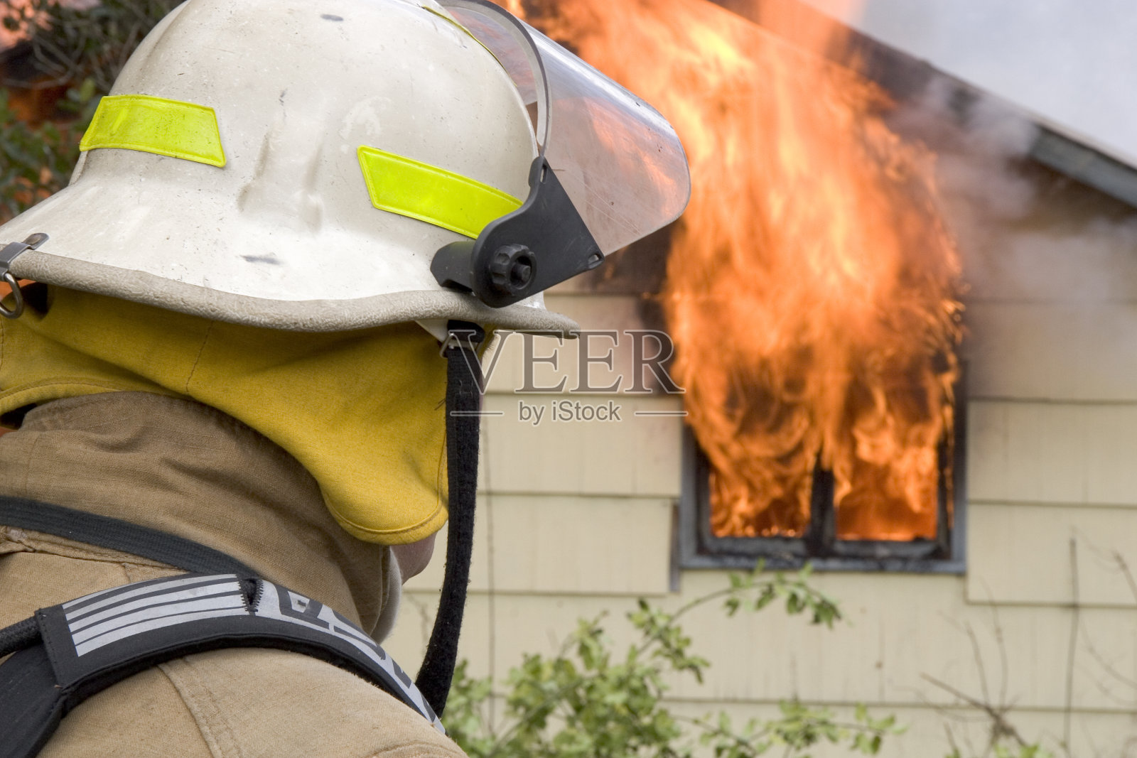 消防员看着房子着火照片摄影图片