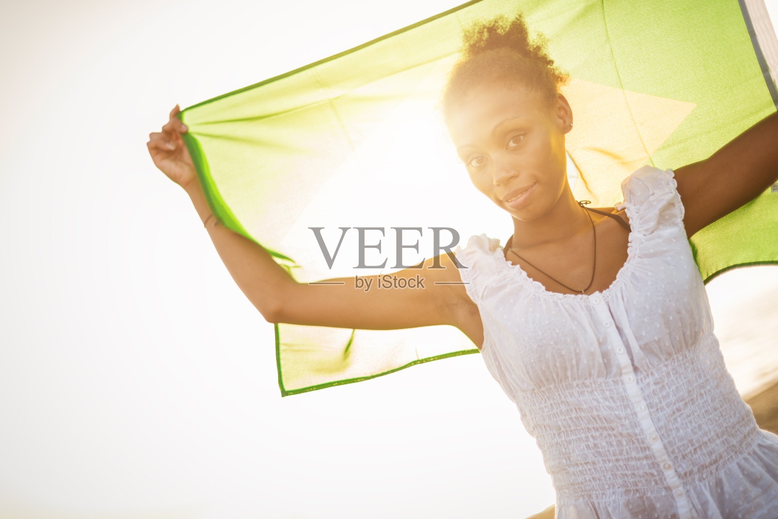 巴西女孩的肖像与旗帜照片摄影图片