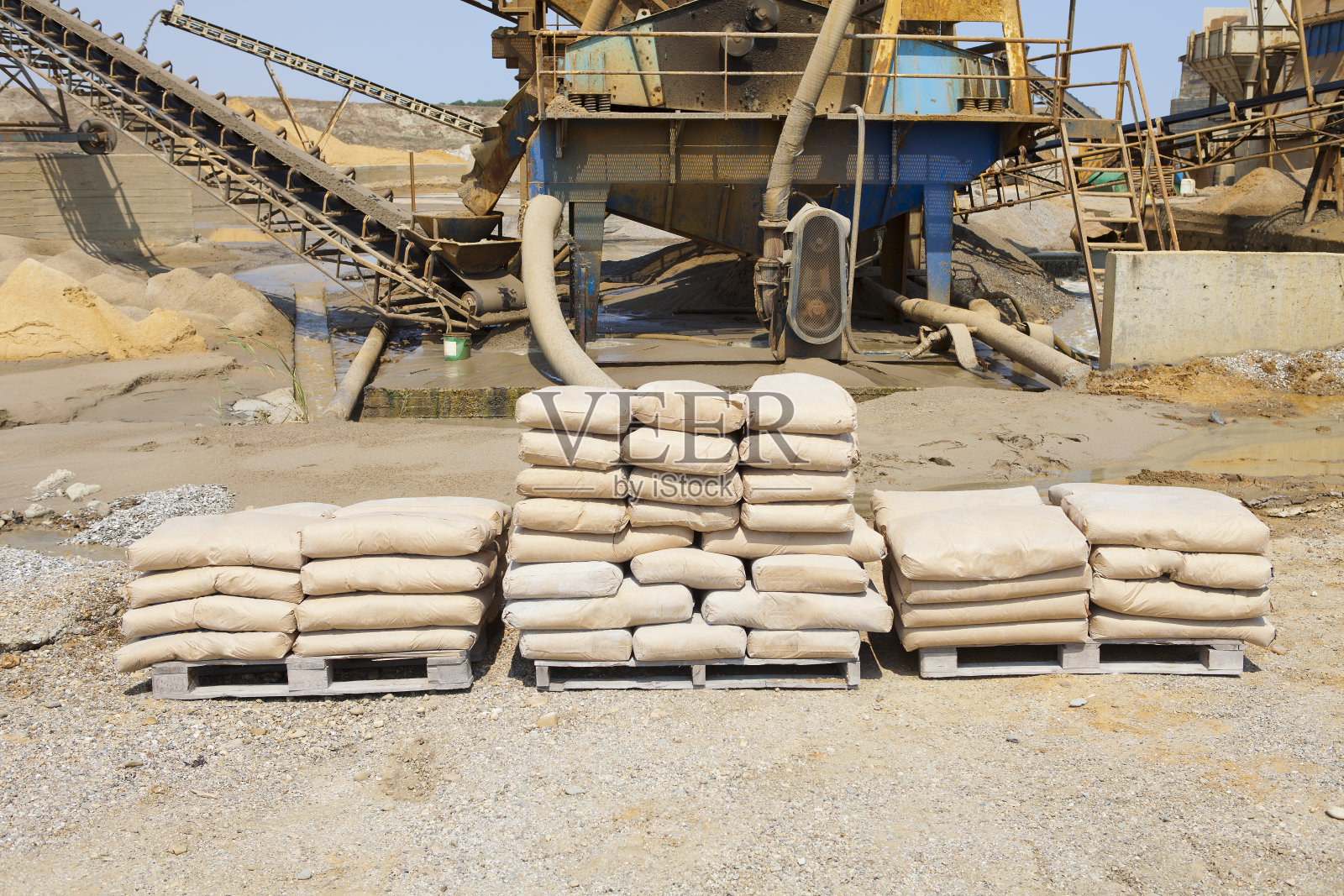 工业现场的水泥袋照片摄影图片