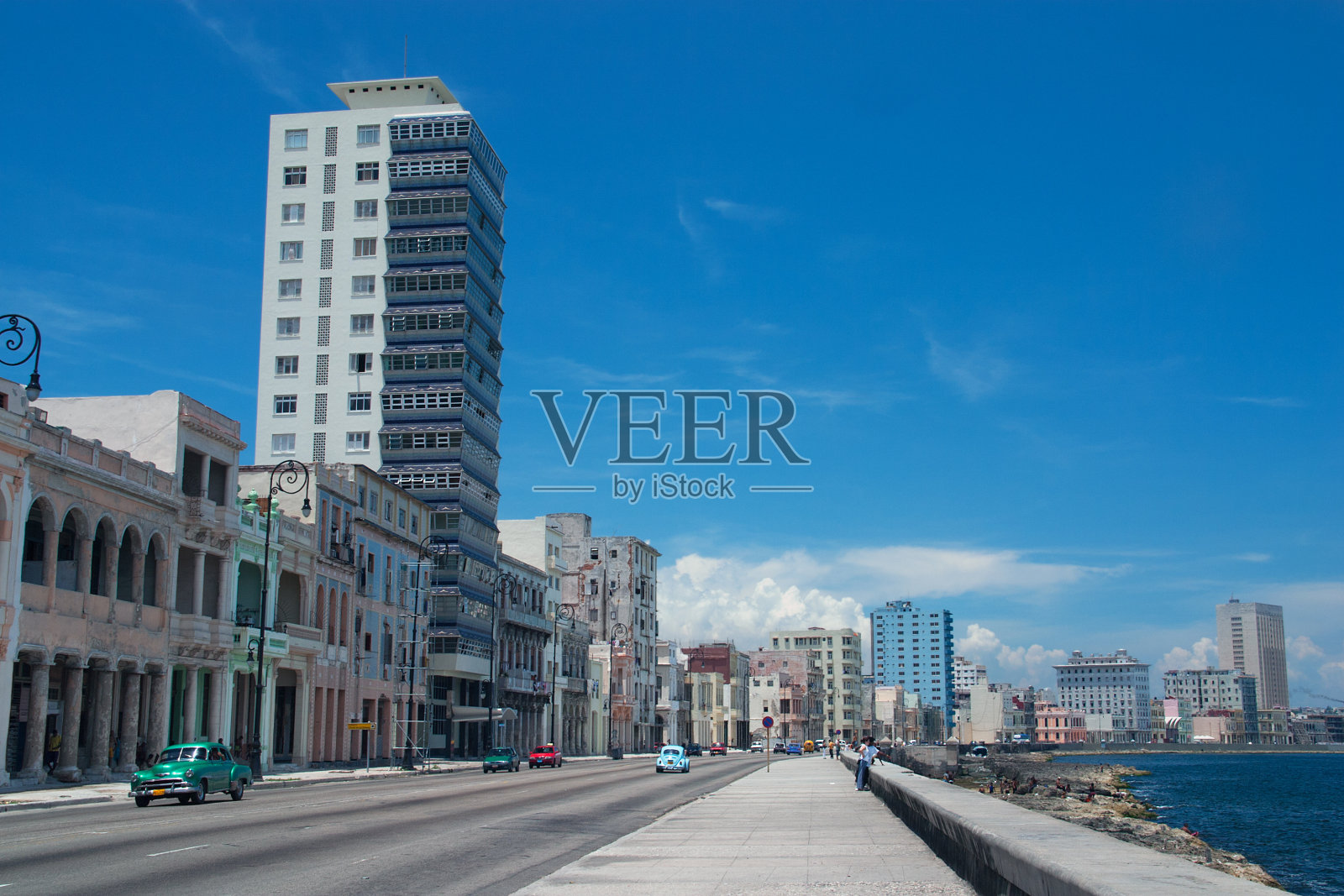 典型的老爷车行驶在古巴哈瓦那的街道上照片摄影图片