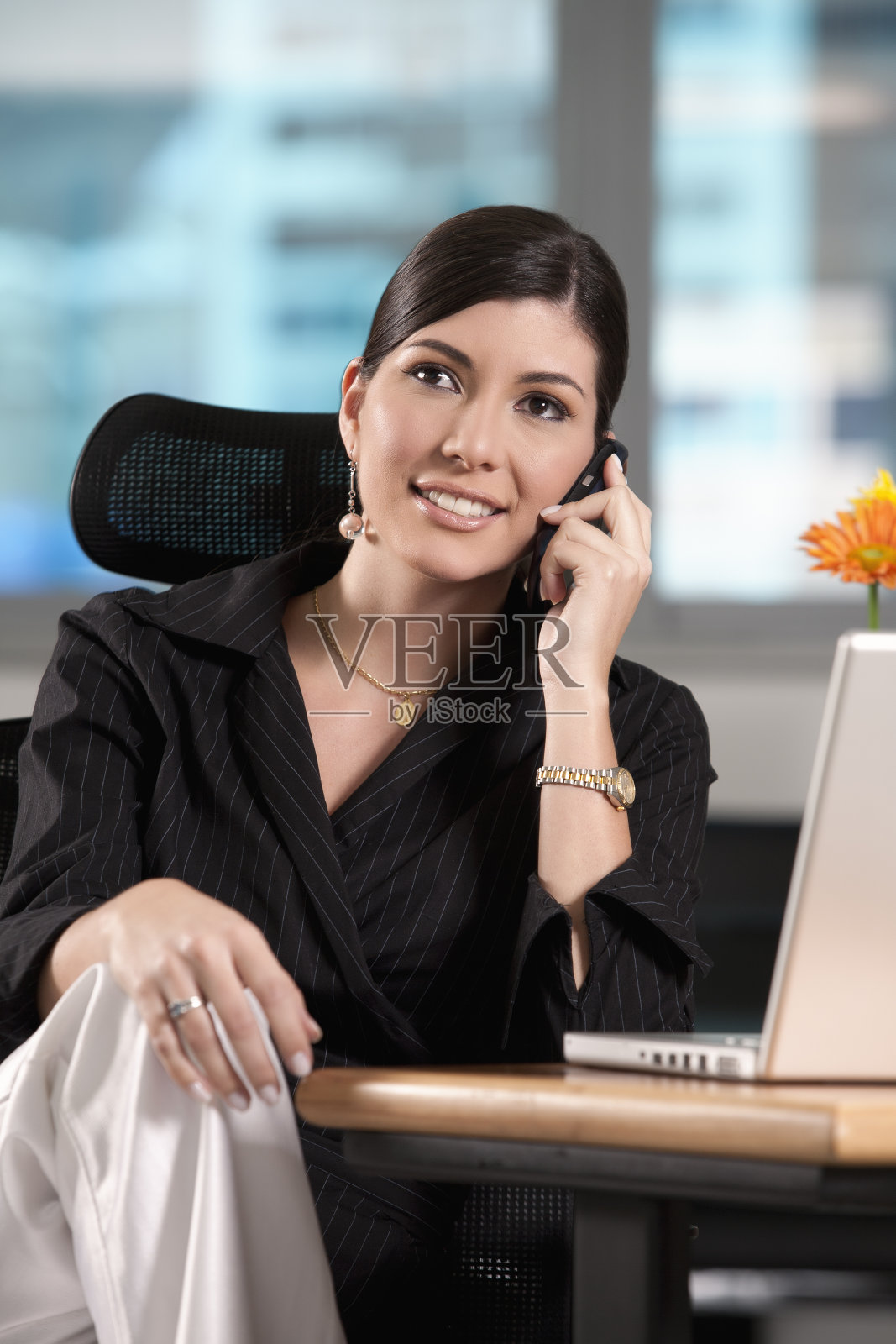 电话里的女商人照片摄影图片