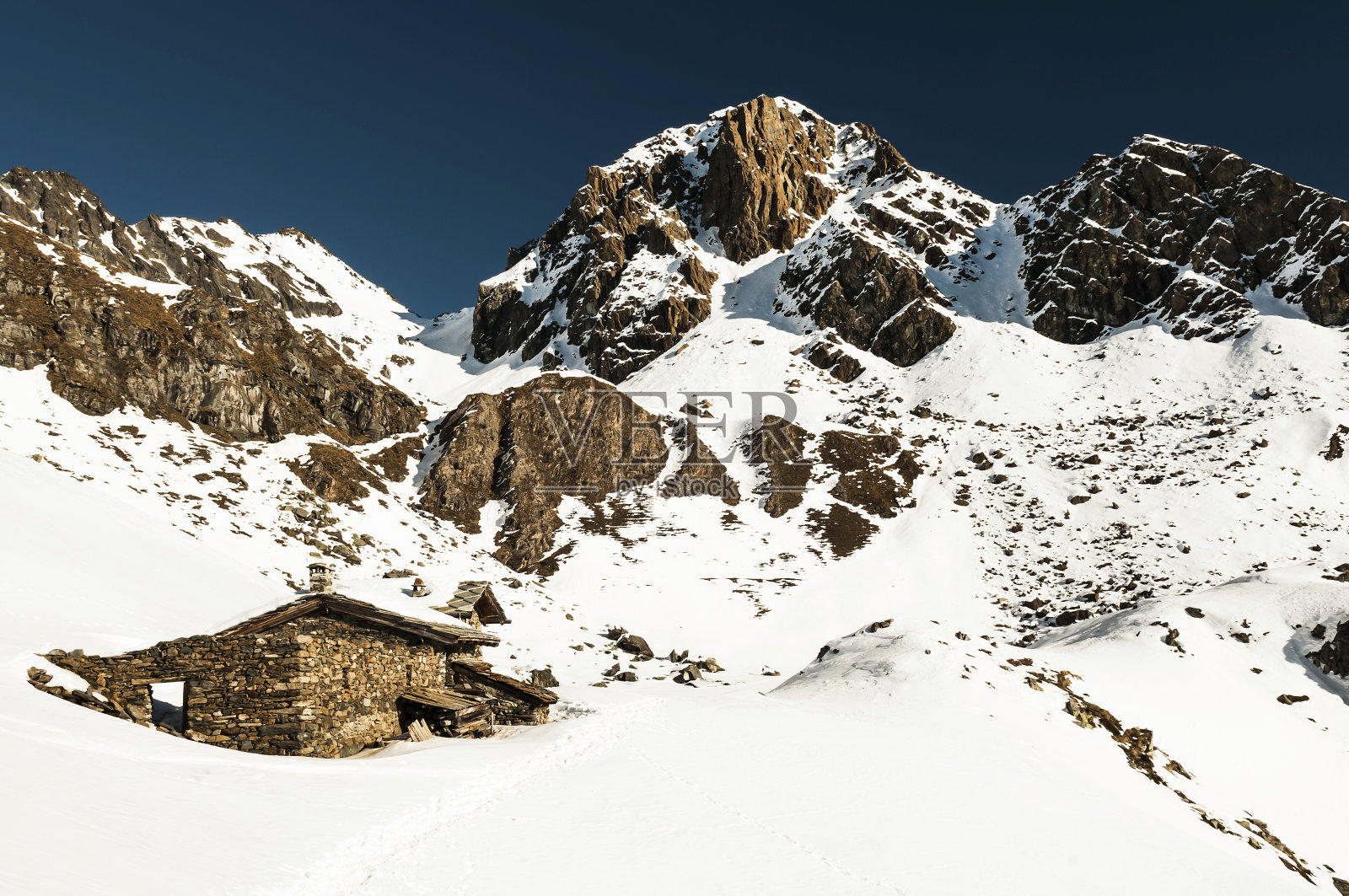 雪山下的小屋照片摄影图片