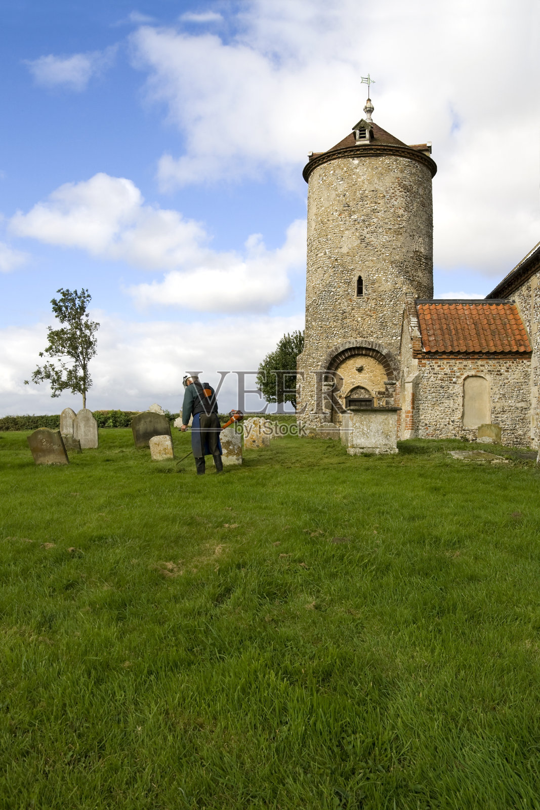 清理墓地照片摄影图片