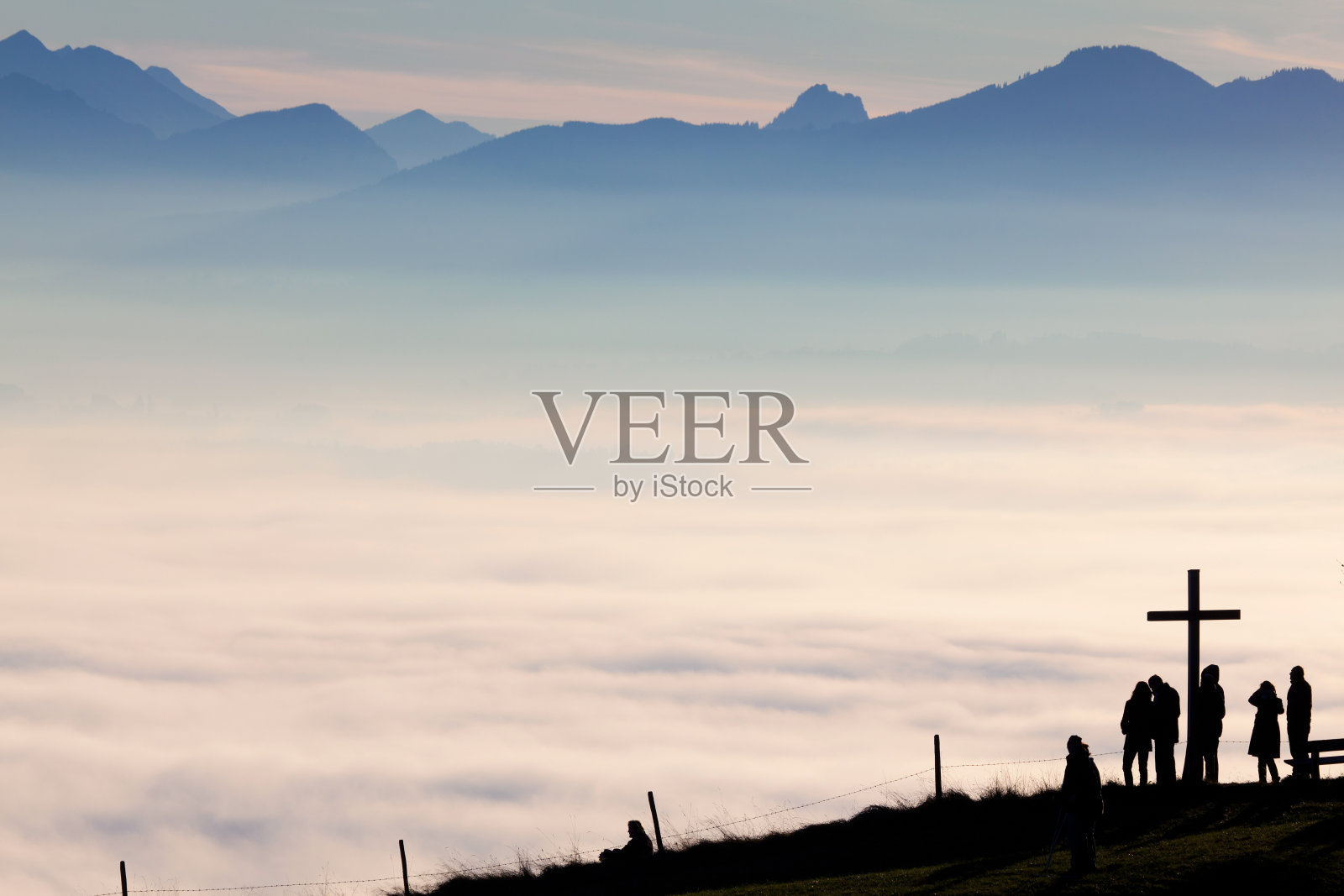 在巴伐利亚阿尔卑斯的山顶上，在雾气之上休息照片摄影图片