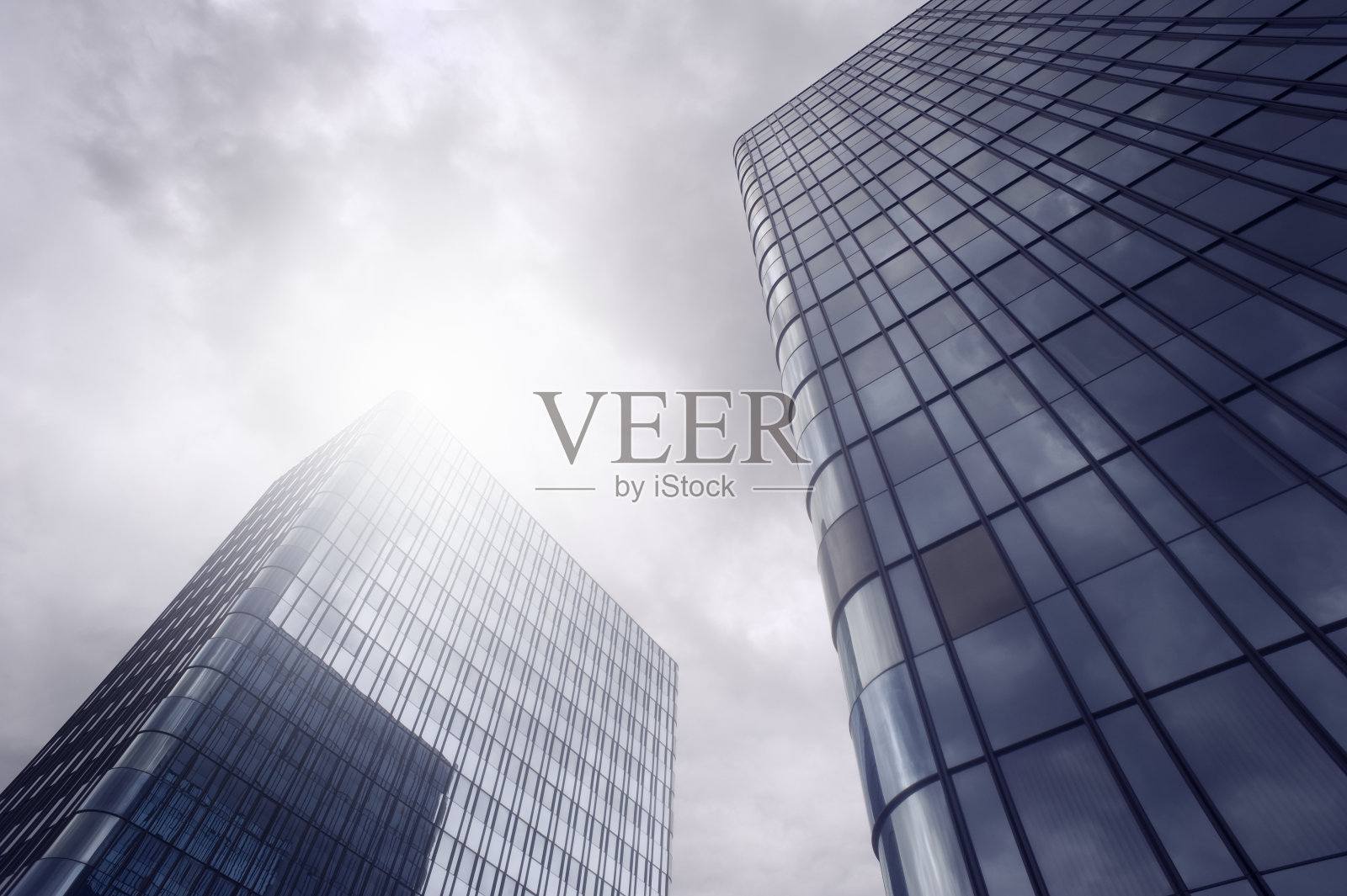 当代建筑对抗戏剧性的天空照片摄影图片