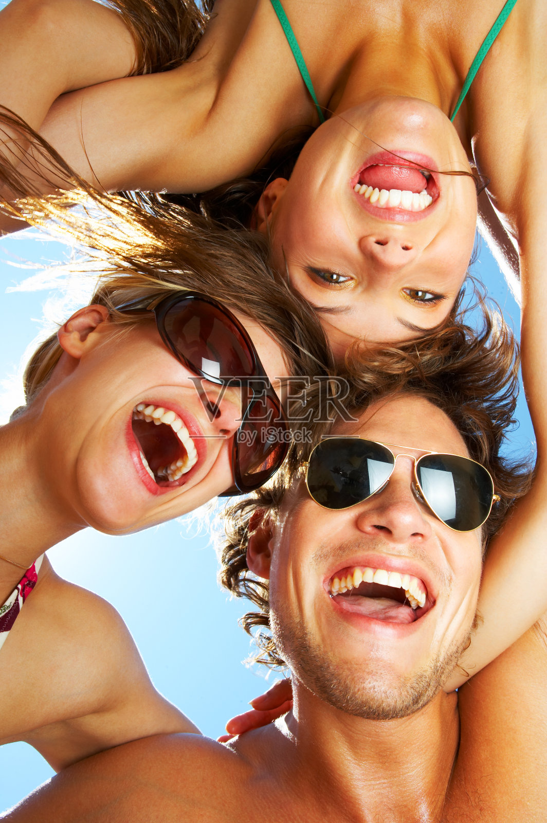 朋友们点头微笑照片摄影图片