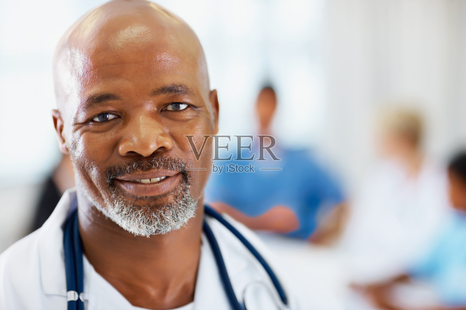 男医生，后面还有同事照片摄影图片