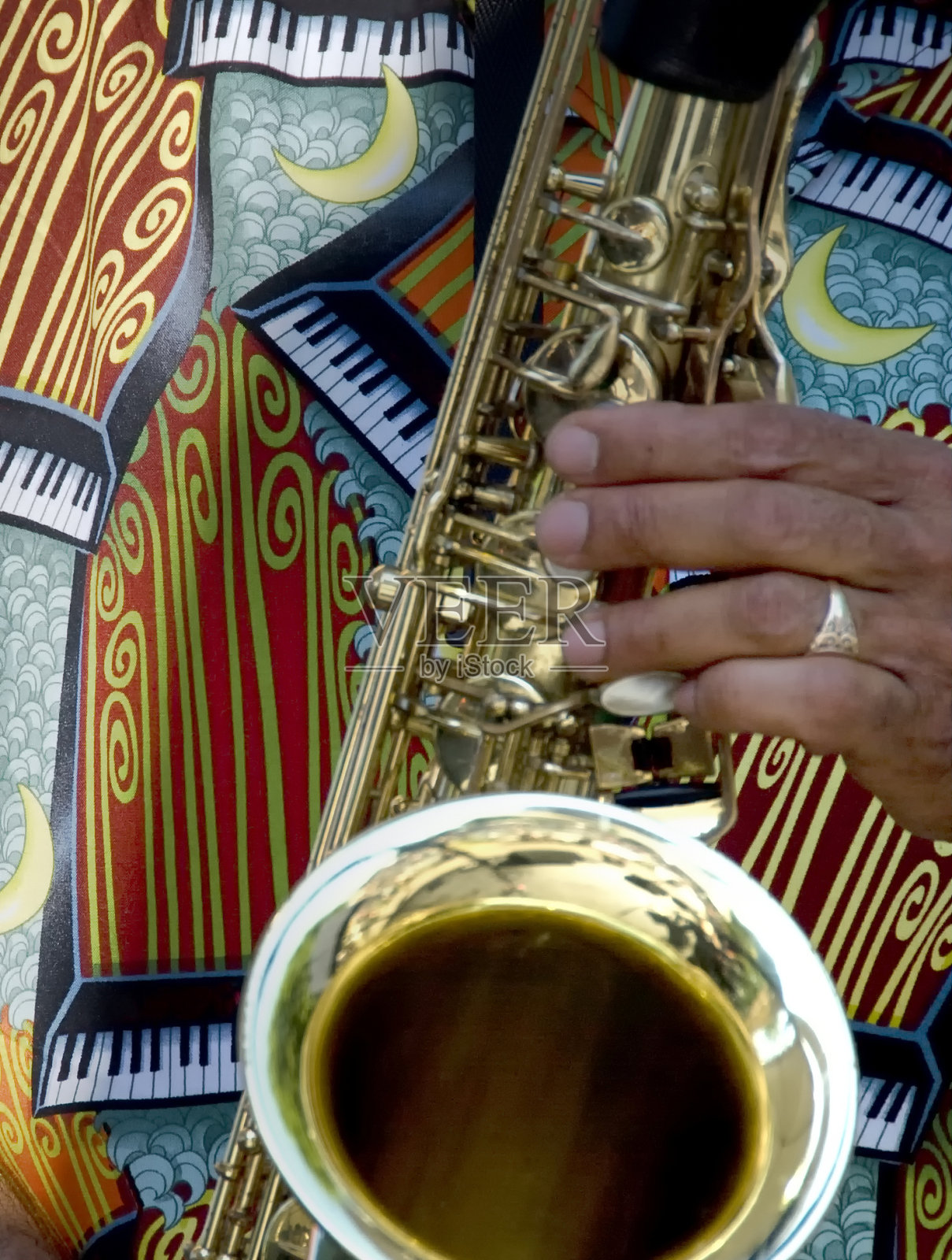 音乐家演奏萨克斯风近景照片摄影图片