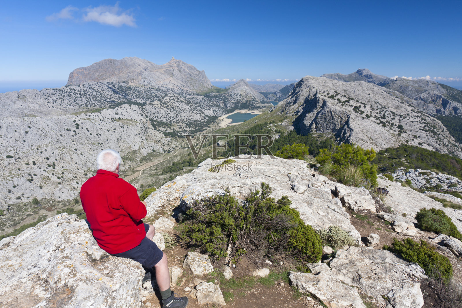 马略卡山顶上的老人照片摄影图片