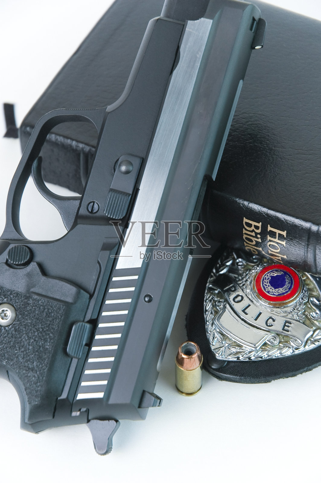 手枪，徽章和圣经照片摄影图片