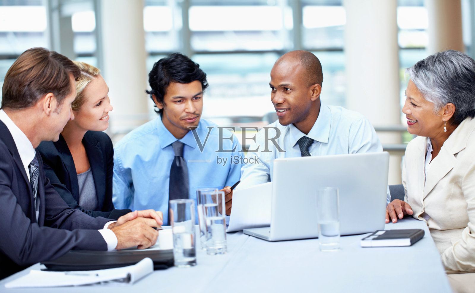 头脑风暴，寻求新的商业想法照片摄影图片