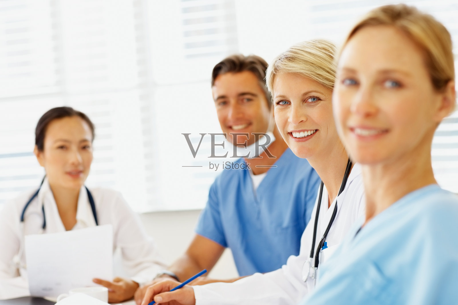 医生在医院微笑的肖像照片摄影图片