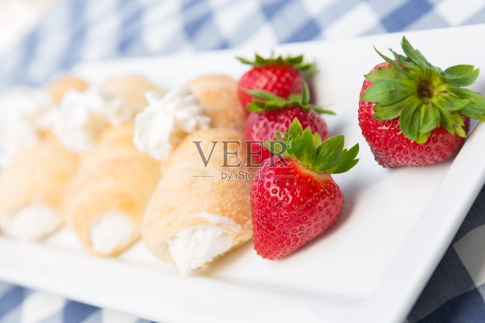甜点奶油卷和新鲜草莓照片摄影图片