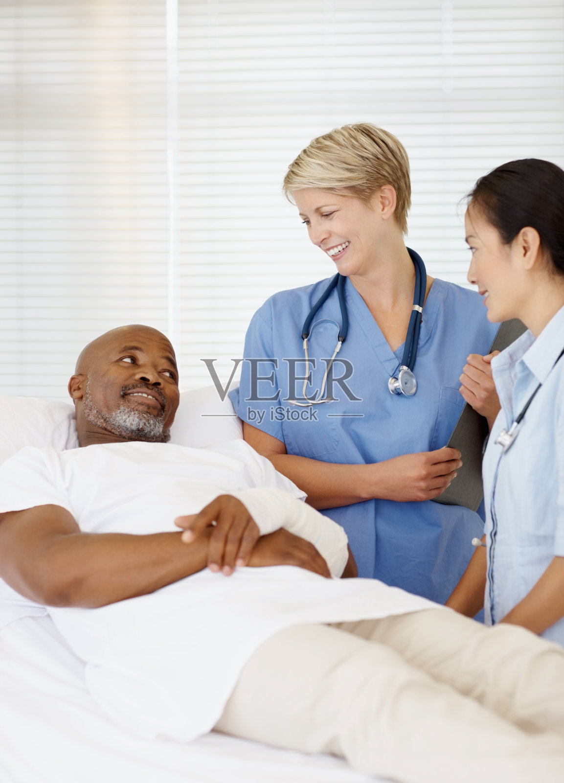 女医生在医院里和病人谈话照片摄影图片