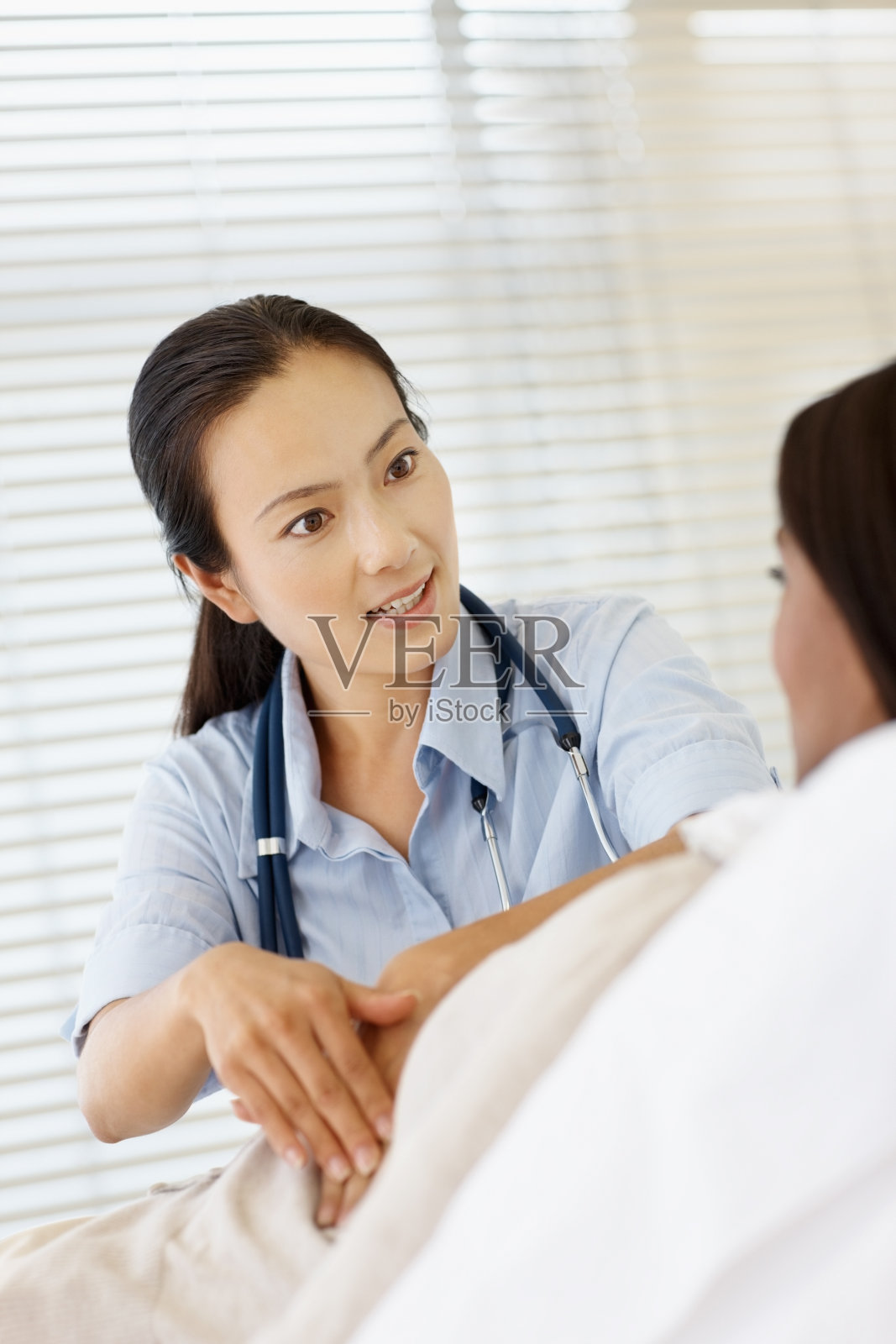 女医生在医院给病人做检查照片摄影图片