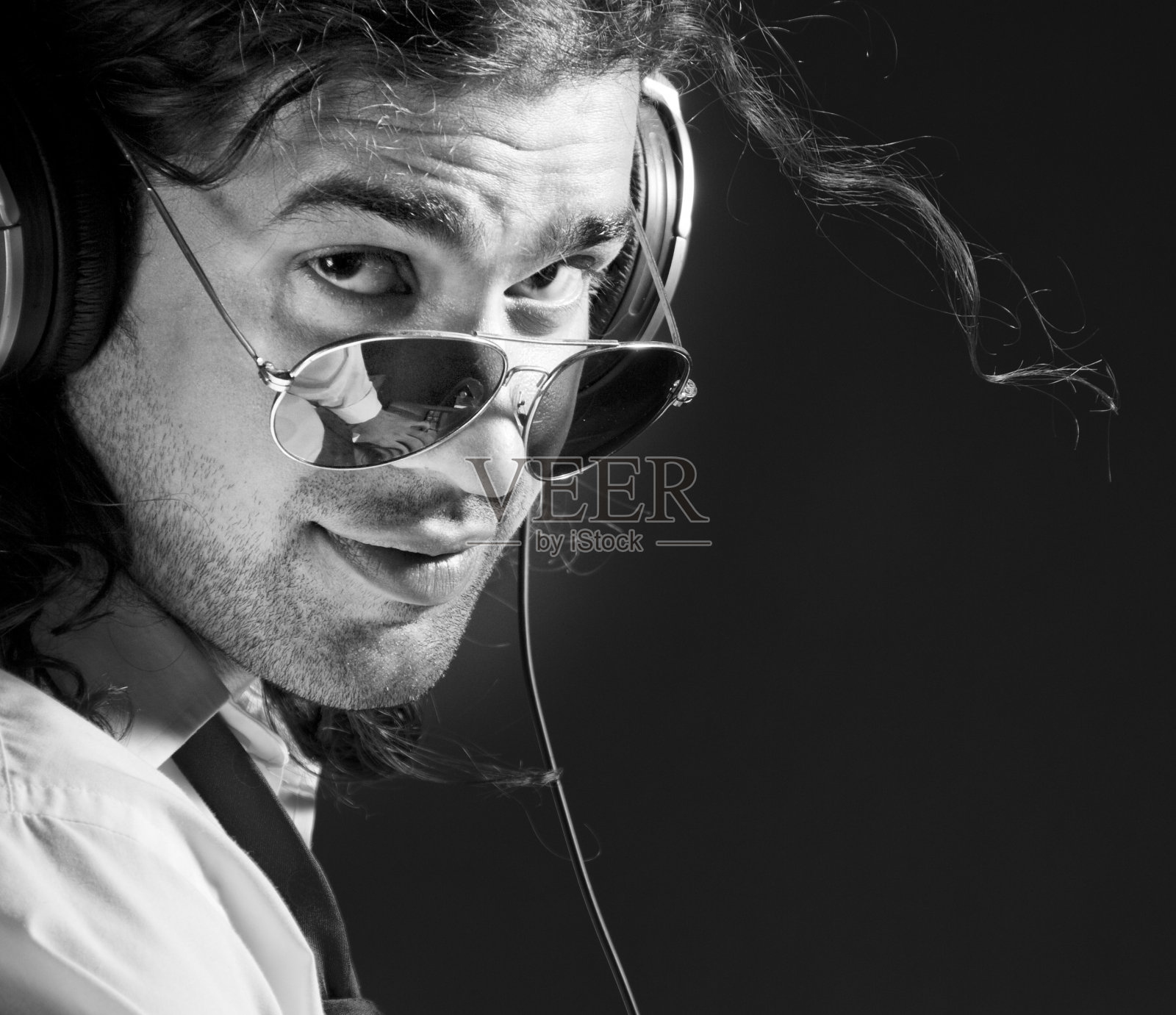 戴耳机的帅哥照片摄影图片