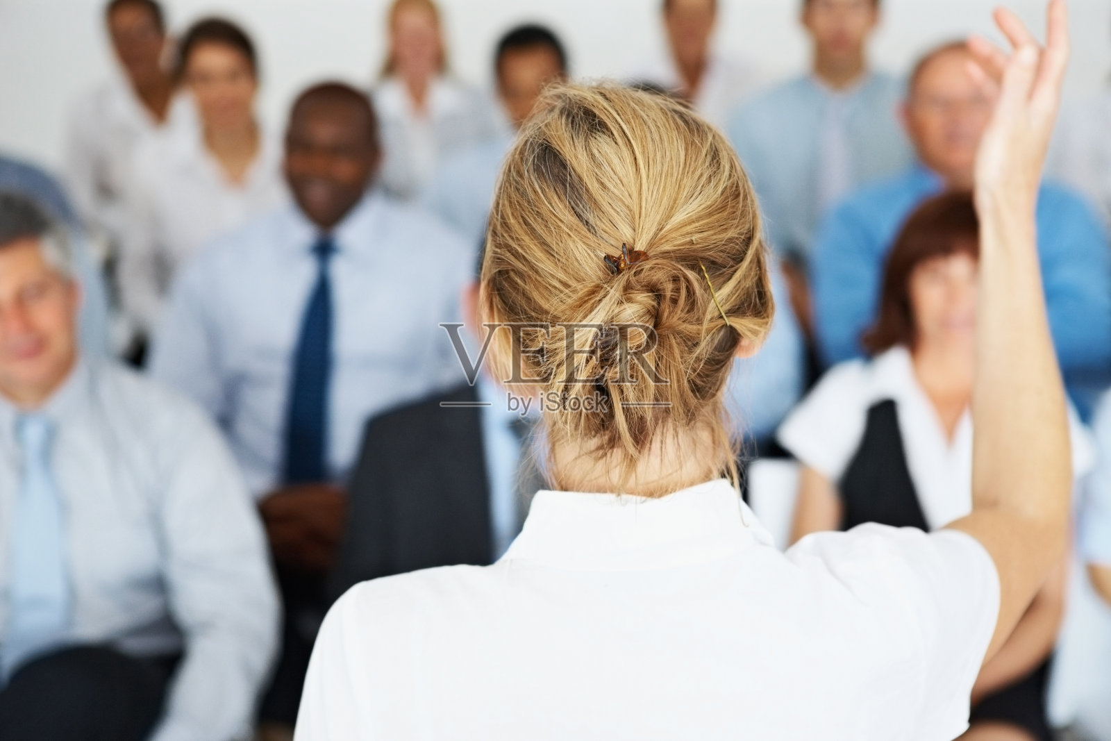 向商业团队做演示的女性照片摄影图片