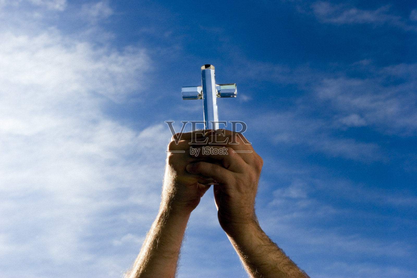 水晶十字架高举照片摄影图片