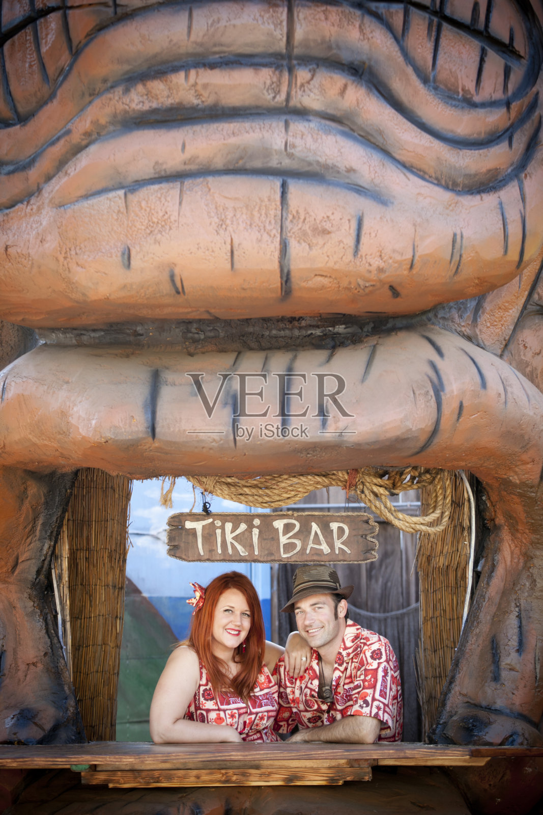 提基酒吧里的复古情侣照片摄影图片