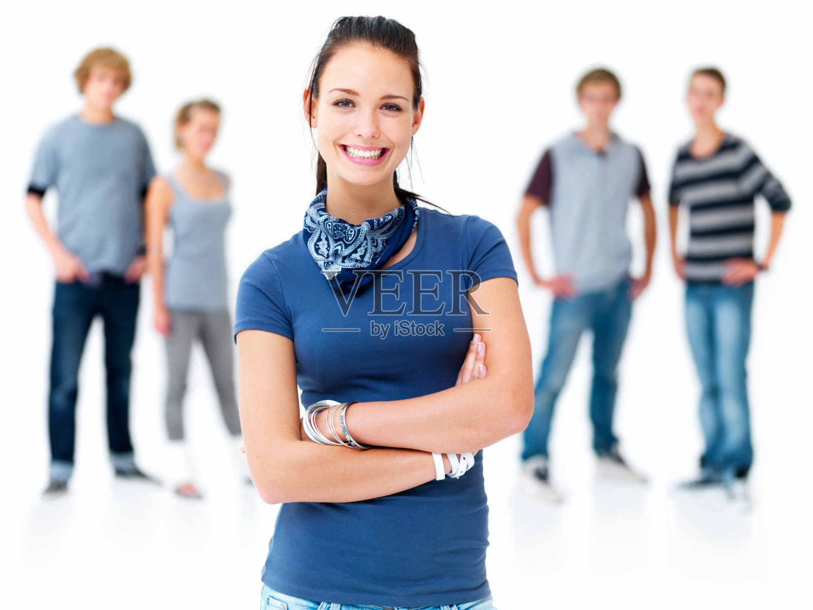 美丽的年轻女子微笑着，她的朋友在后面照片摄影图片