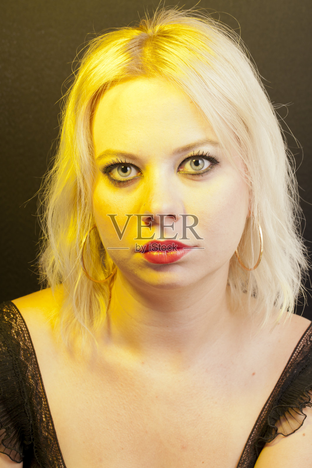 美丽的年轻女子照片摄影图片