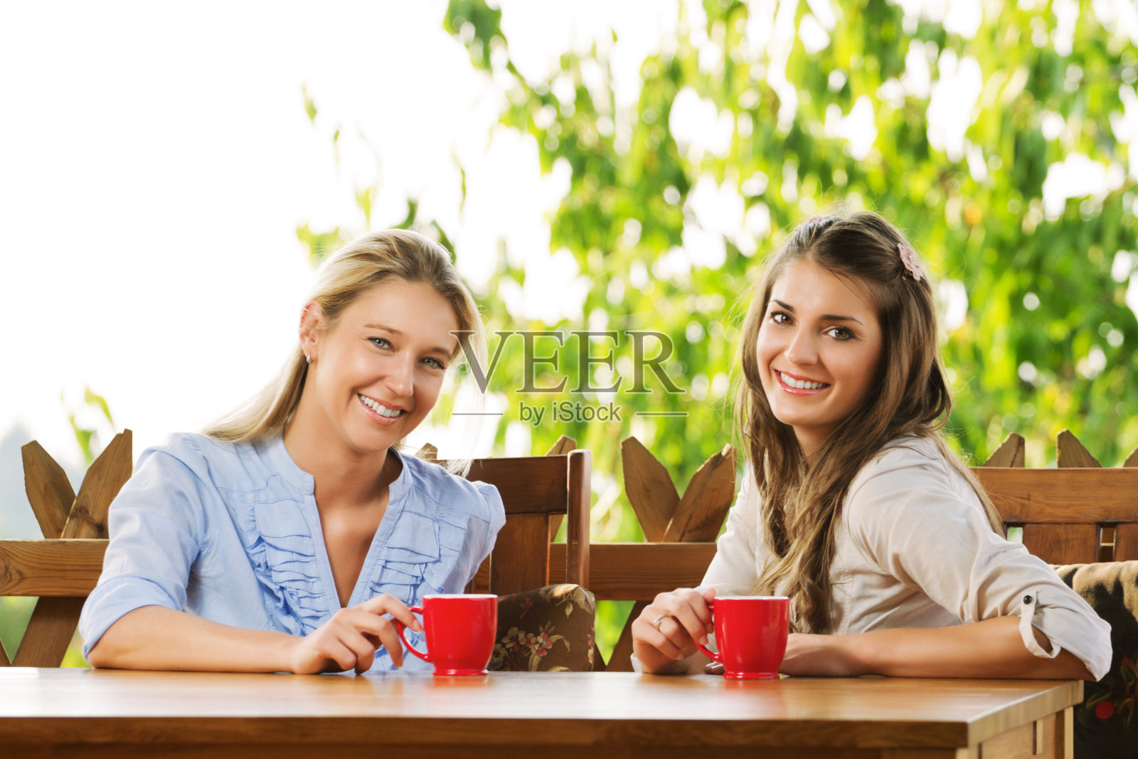 两个朋友在喝咖啡休息照片摄影图片