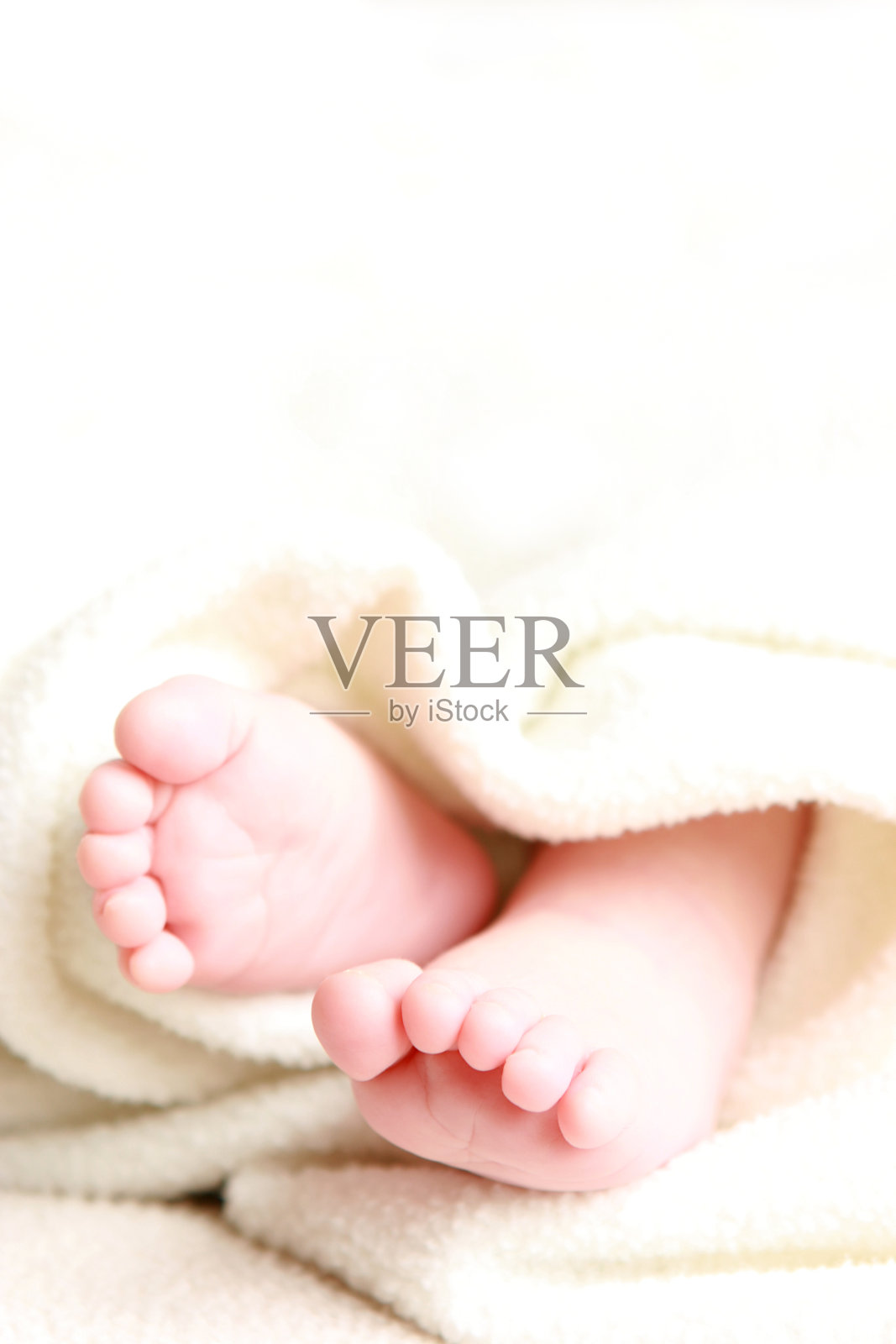 小脚趾和毯子的婴儿脚照片摄影图片