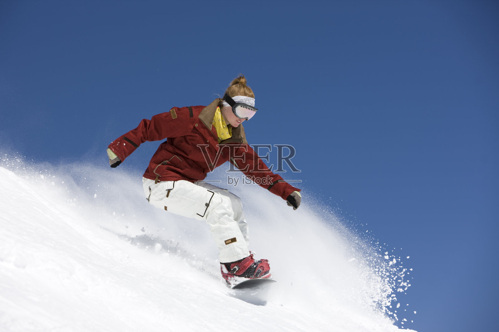 蓝天下的女子单板滑雪照片摄影图片