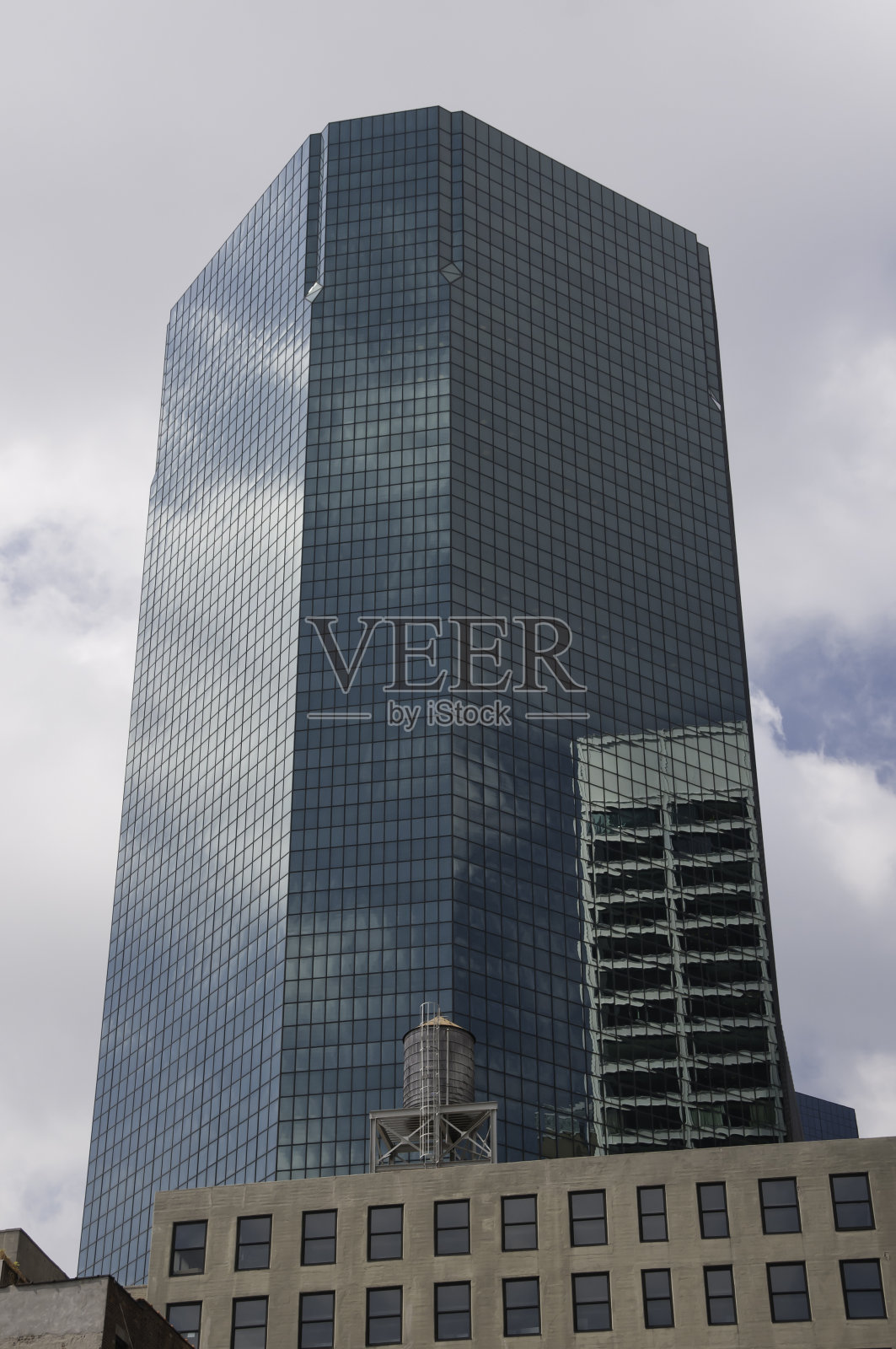 办公楼和水箱照片摄影图片