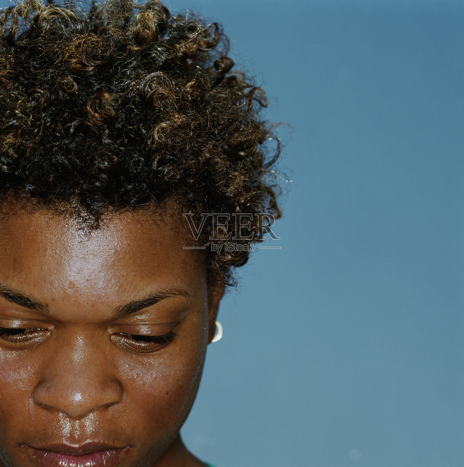 女人向下看，特写照片摄影图片