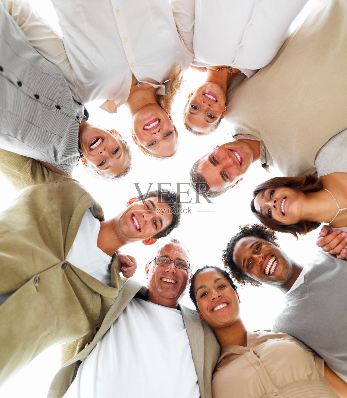 一群兴奋的人们微笑着照片摄影图片