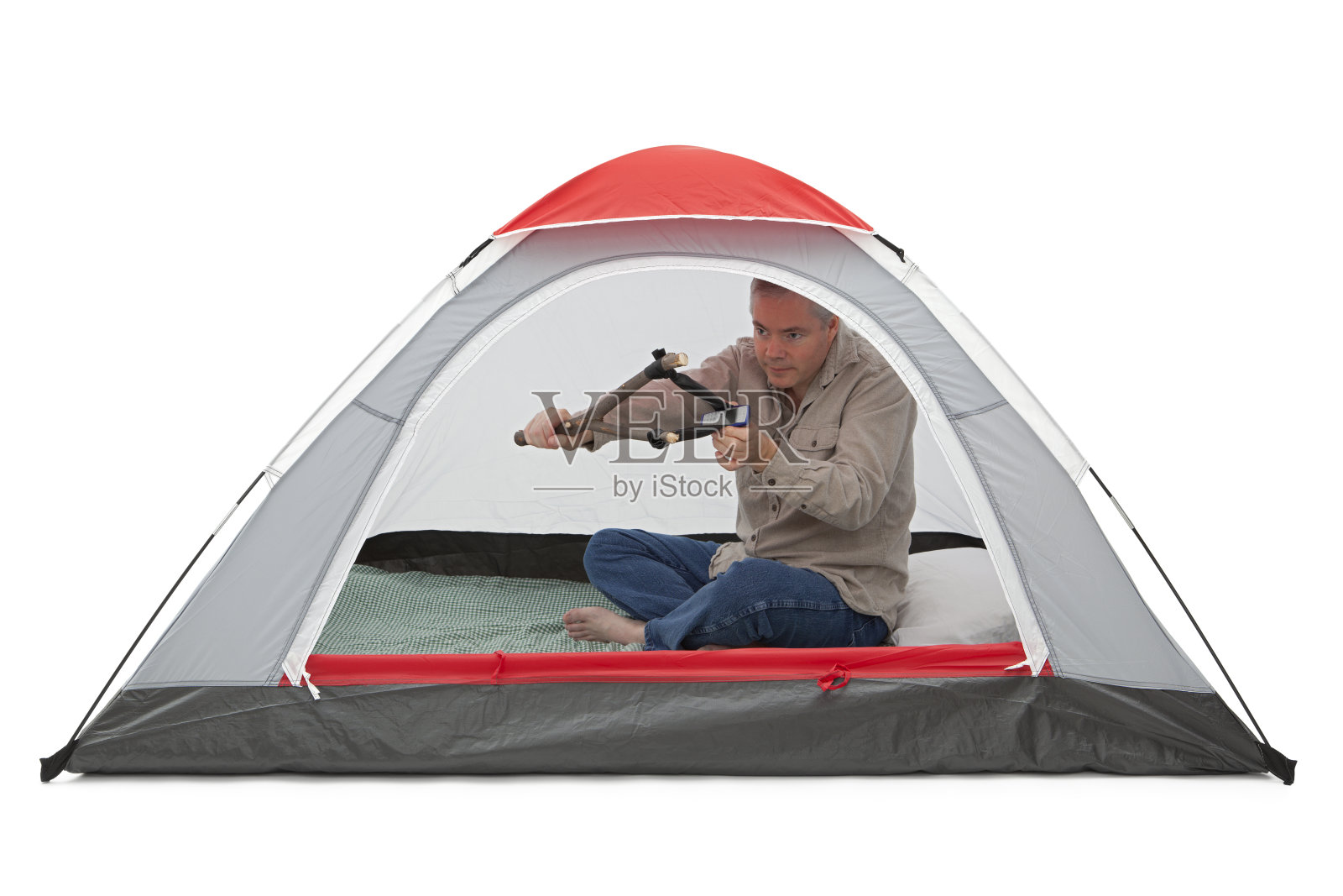 帐篷里的男人正在扔手机照片摄影图片