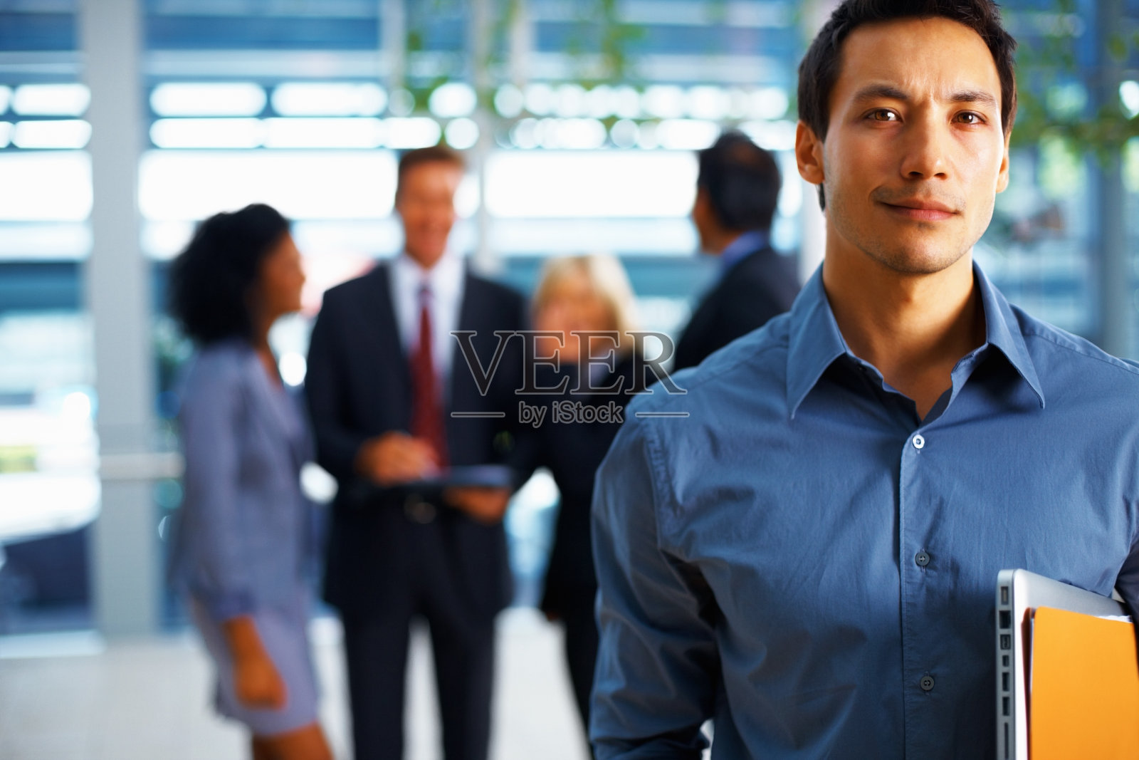 英俊的商人看起来很自信照片摄影图片