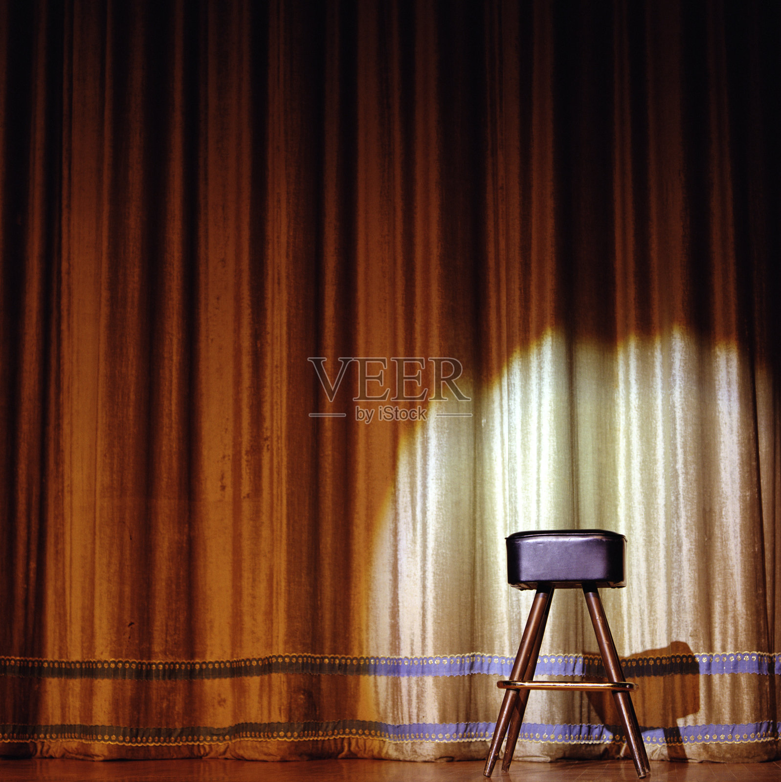 凳子坐在舞台前的金色窗帘照片摄影图片