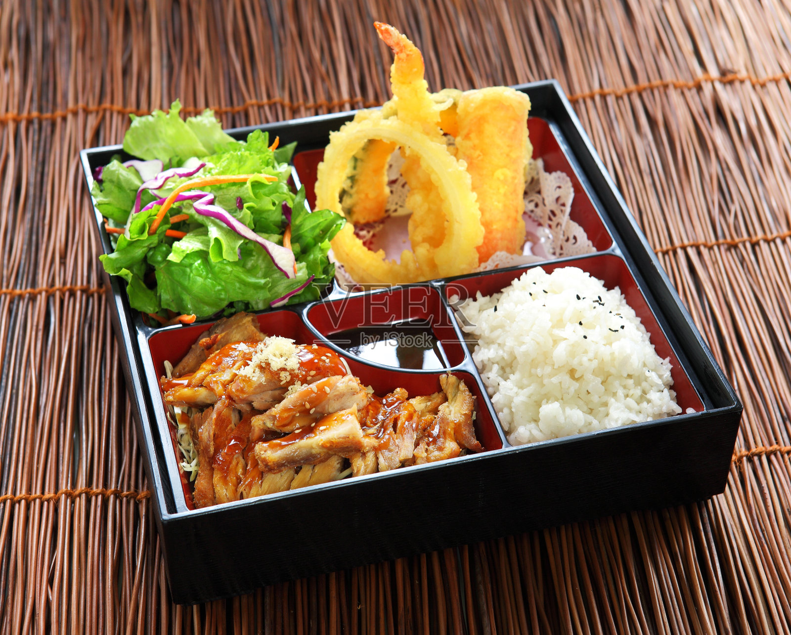 鸡红烧的盒饭照片摄影图片